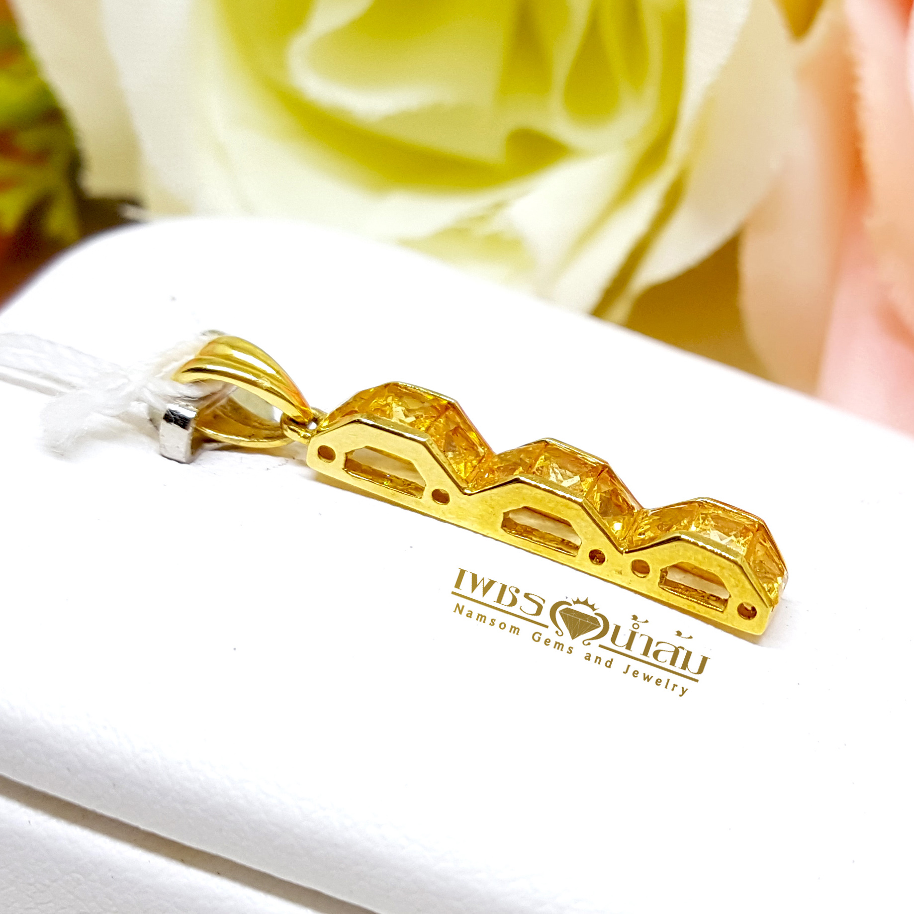 จี้พลอยบุษราคัม Yellow Sapphire ชิ้นเล็กน่ารัก เจียรเป็นทรงลูกคลื่น สวมใส่ได้ทุกวัน