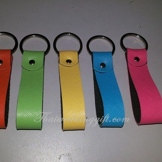 พวงกุญแจหนัง PVC คละสี แพ็คกล่องติดโบว์พร้อมป้ายชื่อ