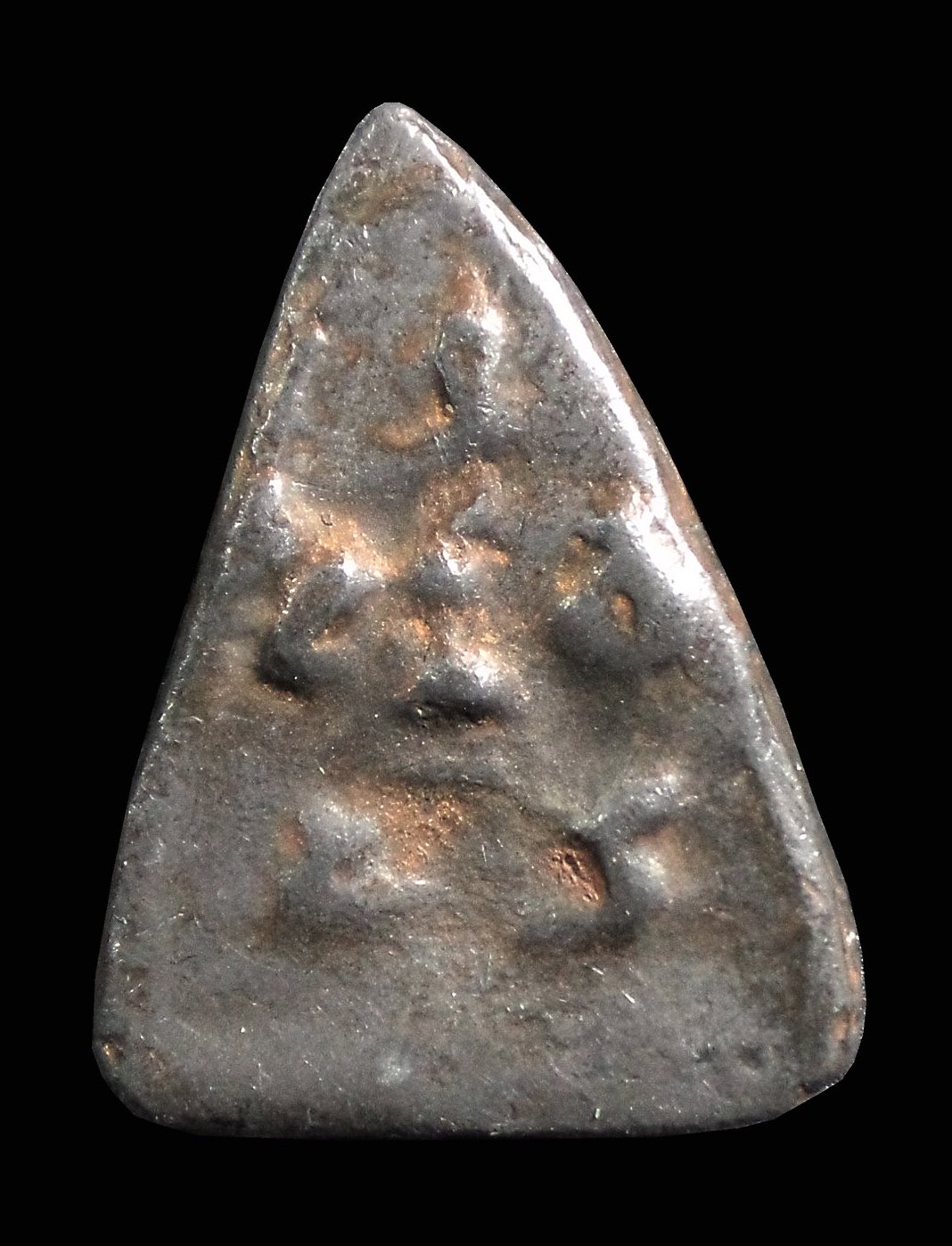 พระกลีบบัวหลังปิดตา เนื้อชินตะกั่ว