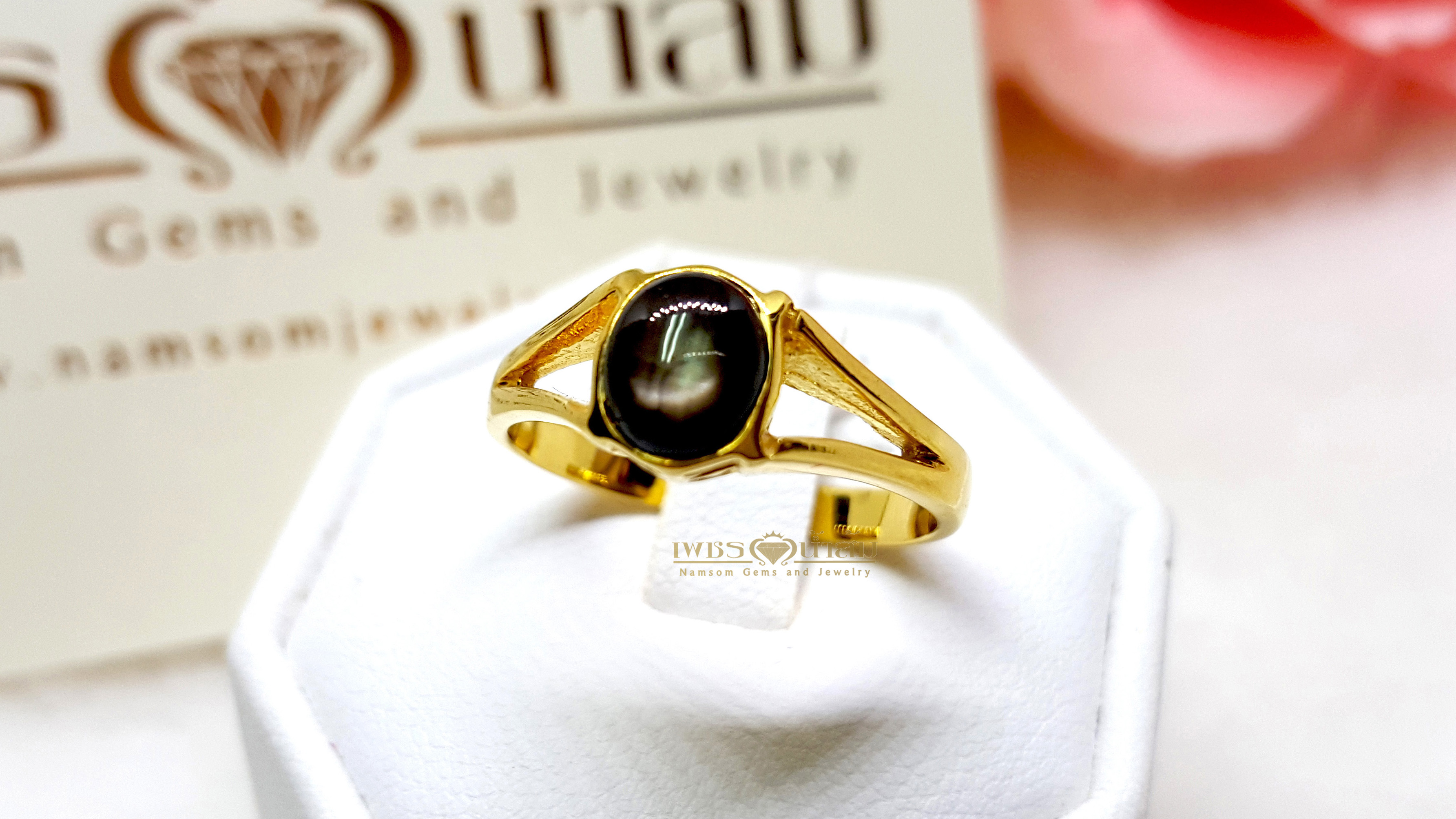 แหวนพลอย Black Star Sapphire ฝังหุ้มเรียบไร้หนาม บนตัวเรือนทองแท้ทั้งตัวเรือน