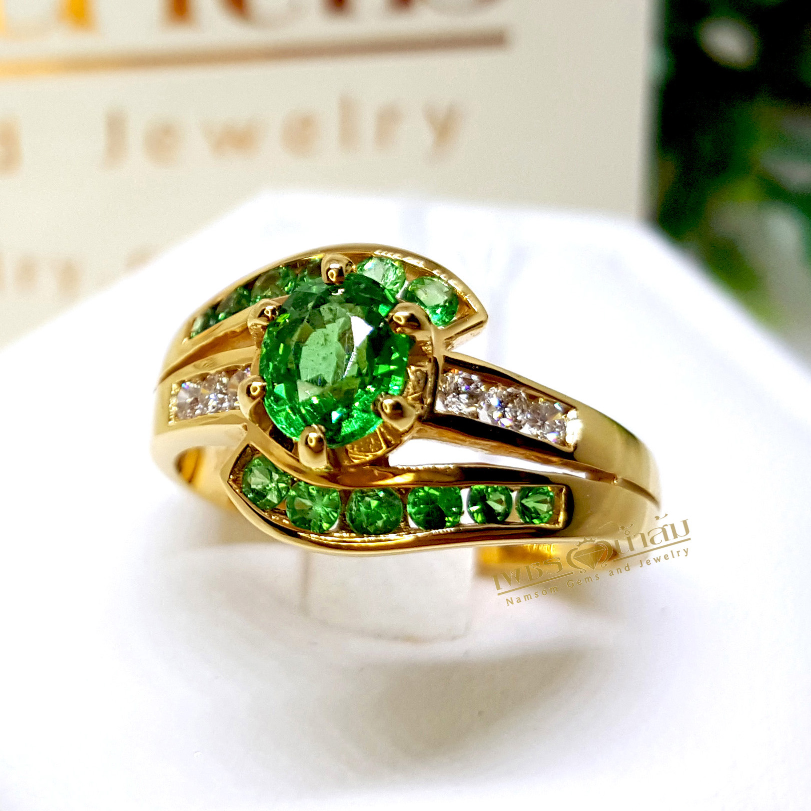 แหวนพลอยผู้หญิง Tsavorite สีสวยประดับตกแต่งด้วยเพชรแท้ คาดไขว้ด้วยTsavoriteสีสวย บนตัวเรือนทองแท้ทั้งตัวเรือน