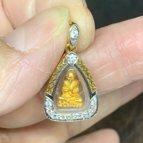 รหัส 64721 พระสมเด็จพุฒาจารย์โต วัดระฆัง เนื้อทองคำ เลี่ยมทอง ล้อมเพชร 11 เม็ด 0.15 กะรัต ทอง75% นน. 4.89 g