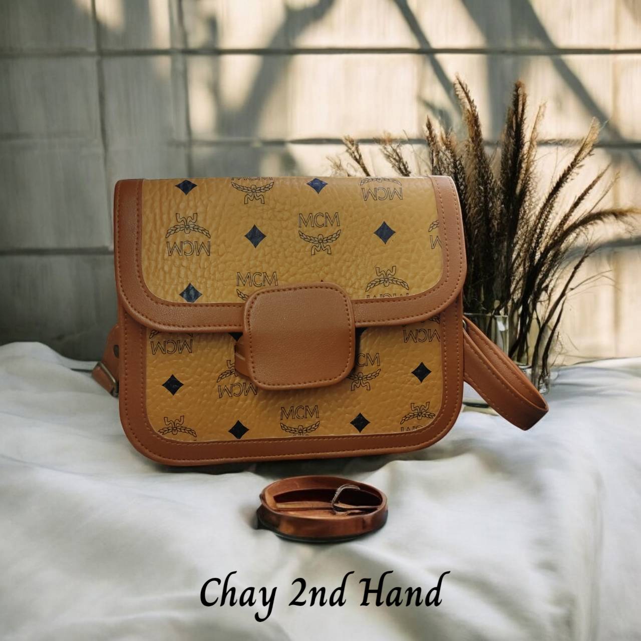 กระเป๋าสะพายมือสอง แบรนด์ดัง สภาพสวย ตรงปก ขนาด 19x21 ซม. BG19x21N016