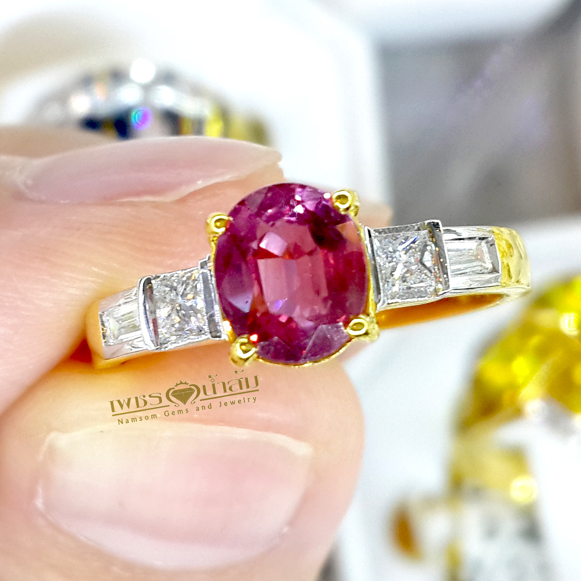 แหวนพลอยทับทิม Ruby สีชมพูหรือพิ้งซัฟฟาย Pink Sapphire ประดับด้วยเพชรแท้บ่าข้างทรงแบเก็ต ขันบรรได บนตัวเรือนทองแท้ทั้งตัวเรือน