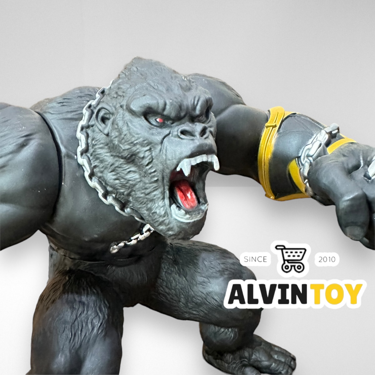 โมเดล ลิงกอริลลา คิงคอง ตัวใหญ่ เกาะแขนพันโซ่ Gorilla Kingkong ขนาดความสูง 26 cm. งานสวยสมจริง ขยับจุดได้