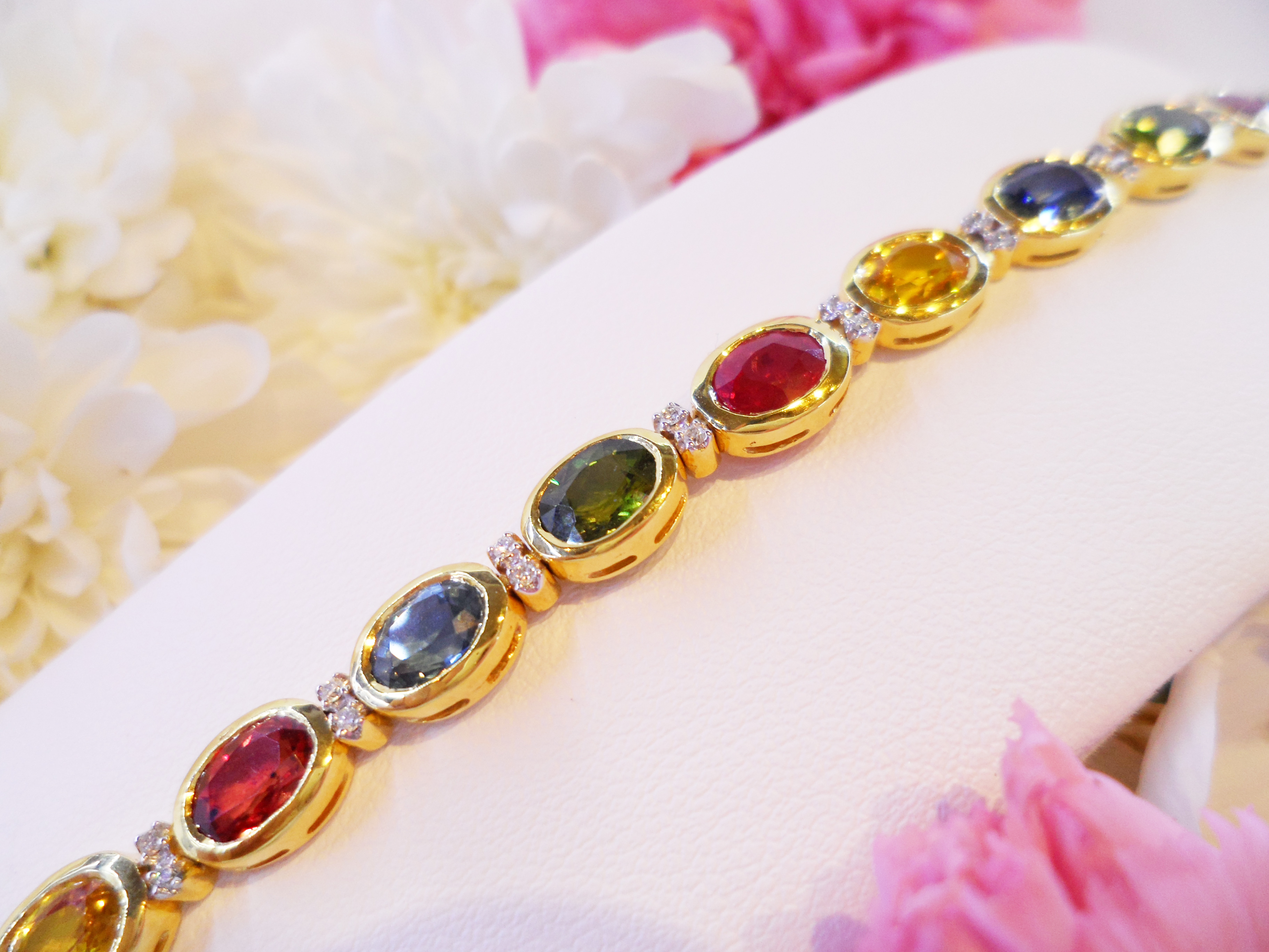 สร้อยข้อมือพลอยแฟนซีสีสวย น้ำงาม ประดับด้วยเพชรแท้สลับ แบบสวยเก๋ล้ำสมัย