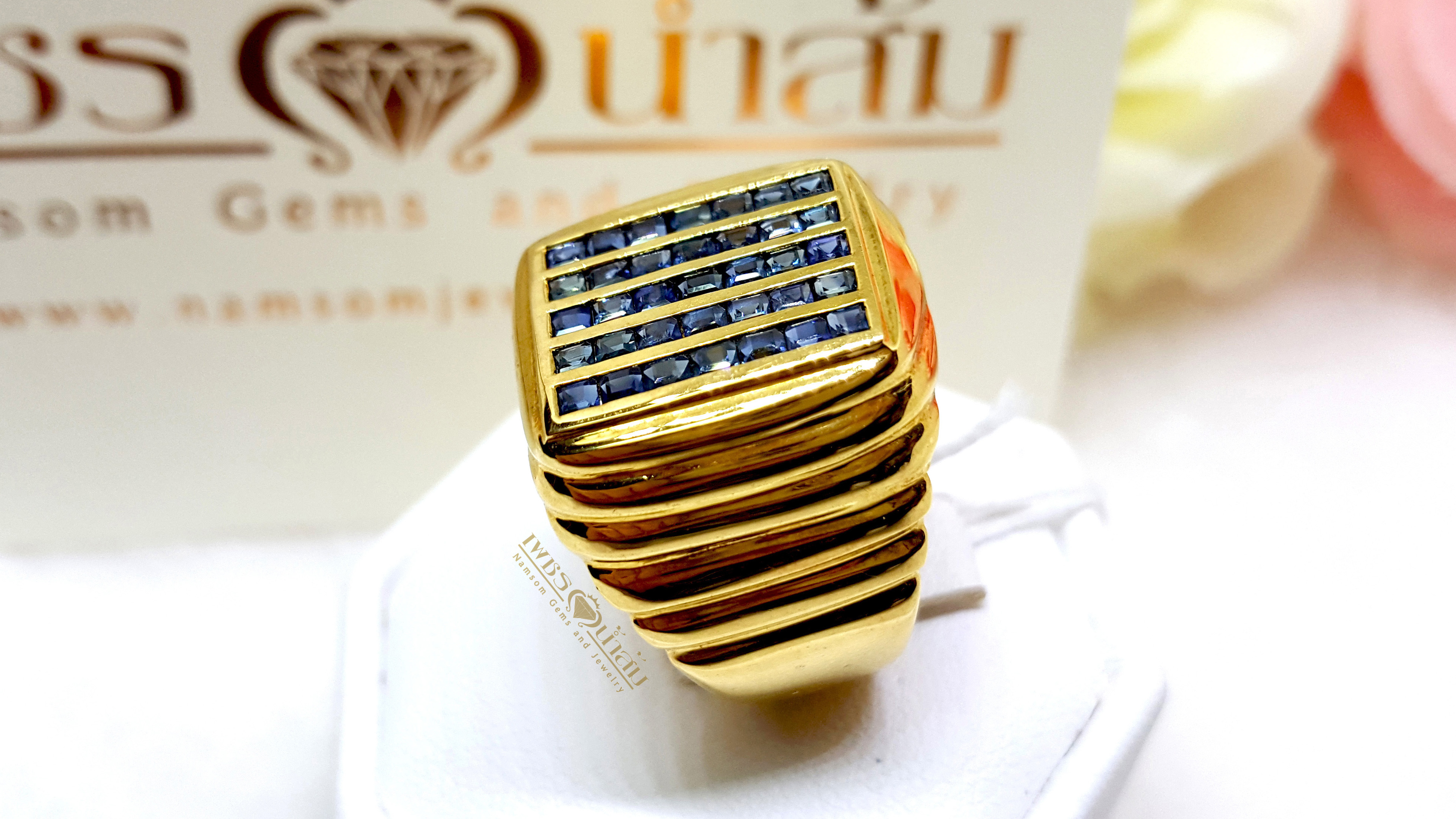 แหวนพลอยไพลิน Blue Sapphire เจียรเหลี่ยม Asscher ฝังหุ้มเรียบไร้หนามทรงเหลียม บนตัวเรือนทองแท้ทั้งตัวเรือน