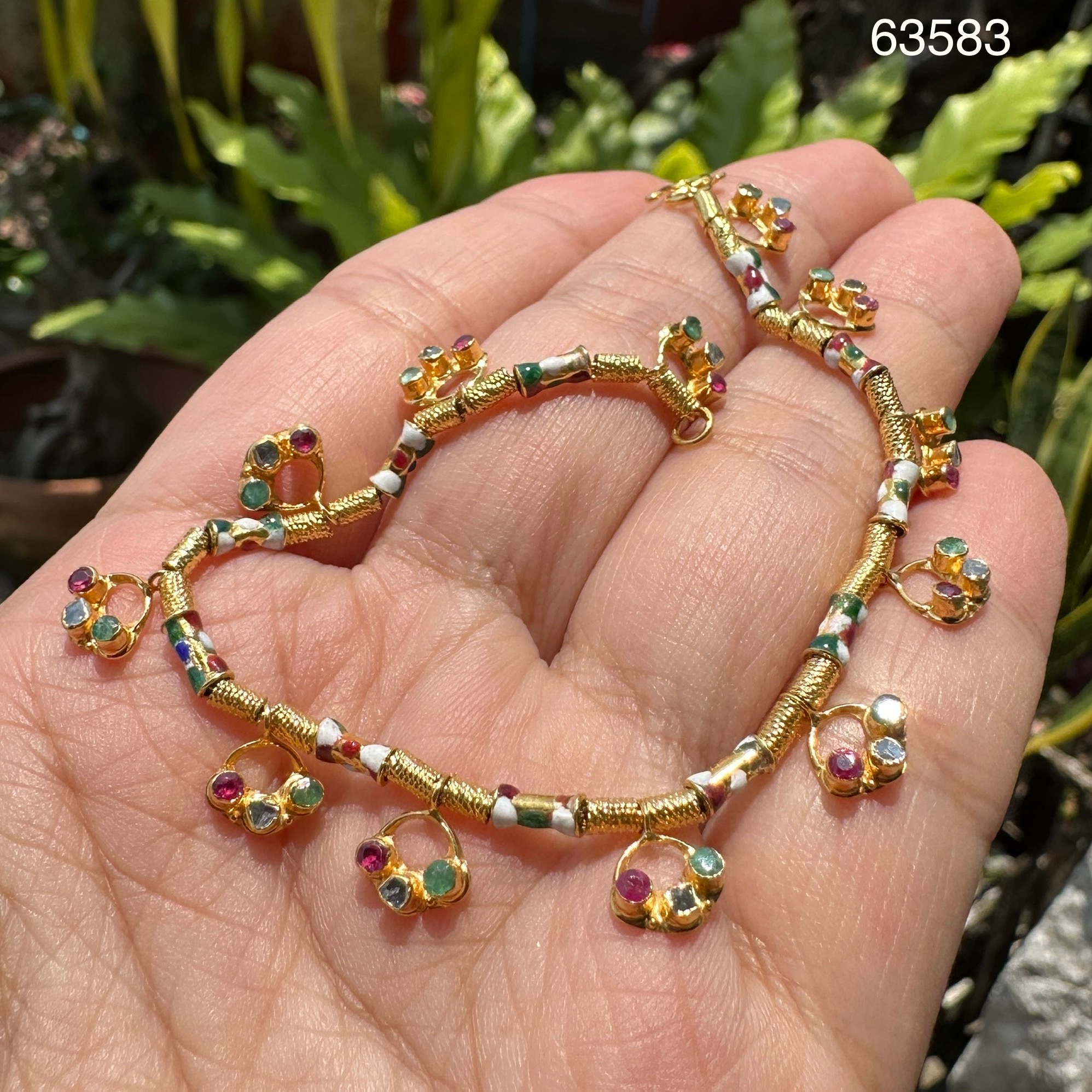 รหัส 63583 สร้อยข้อมือ ลูกไม้ปลายมือ 3 สี ทับทิม มรกต เพชรซีก ทองลงยา ทอง90 นน. 5.92 g