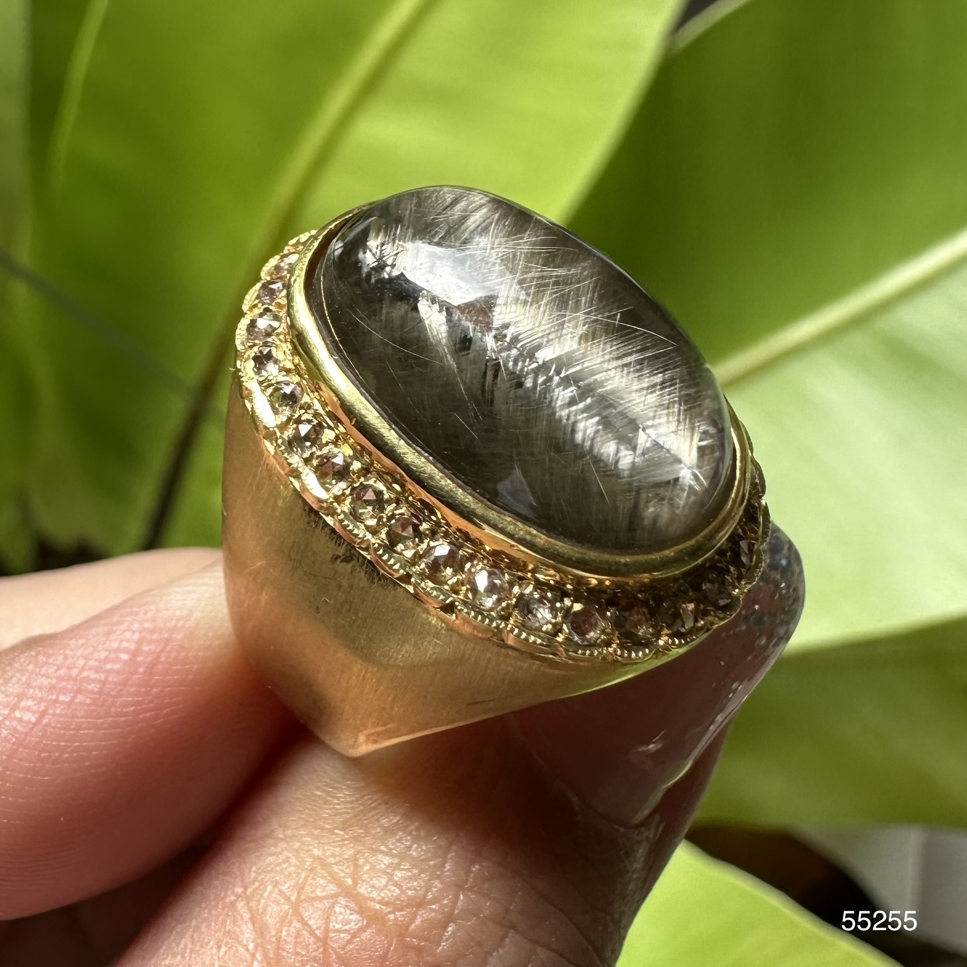 รหัส 55255 แหวน ไหมเงิน ล้อมเพชรซีกลูกโลก ทอง90 งานเก่า นน. 11.70 g