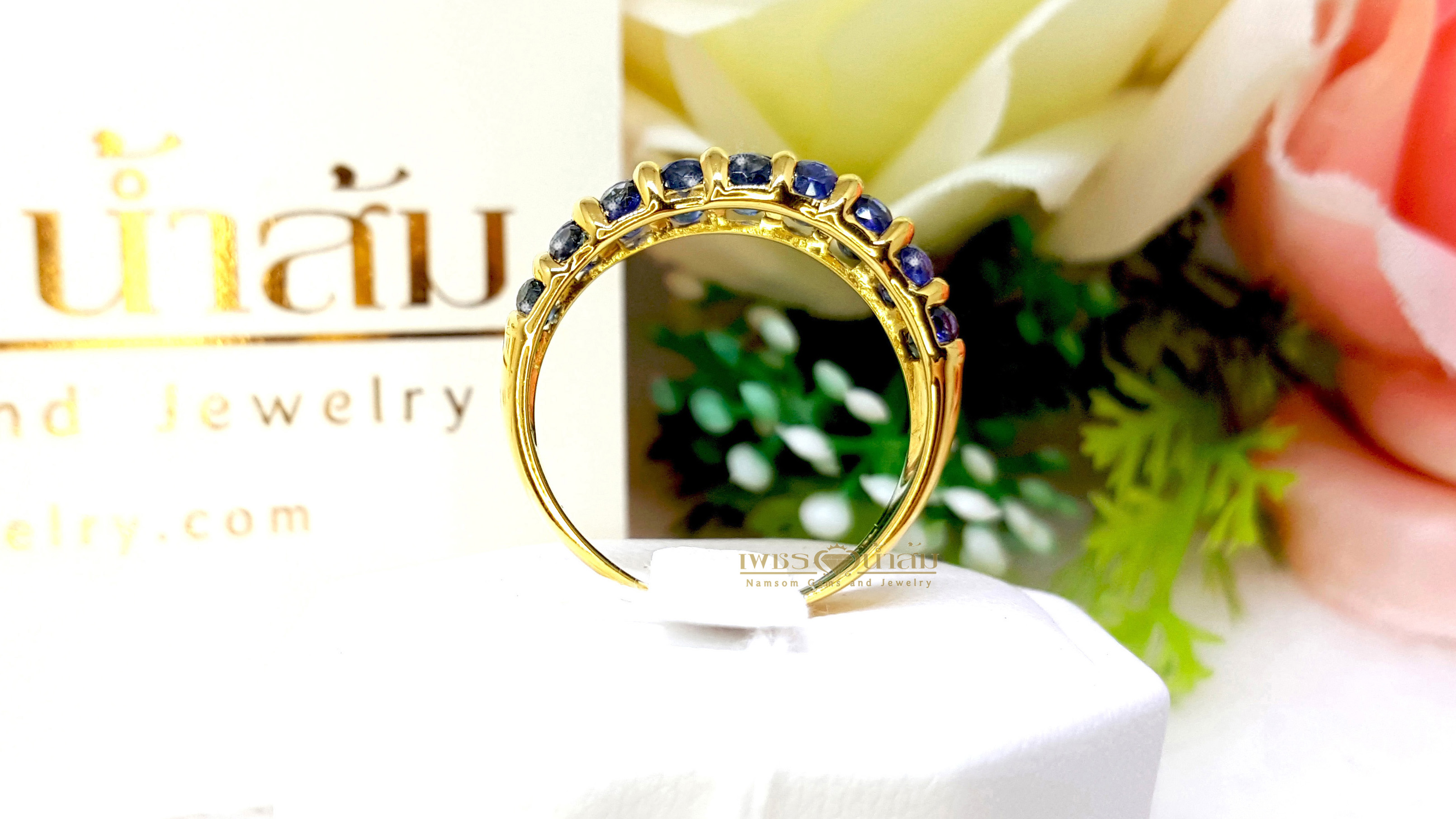 แหวนพลอยไพลิน Blue Sapphire เจียรเหลี่ยมเพชร ใช้ลูกเล่นแบบฝังสอดสลับไปมา โดดเด่นที่แพตเทิร์นที่ไม่เหมือนใคร