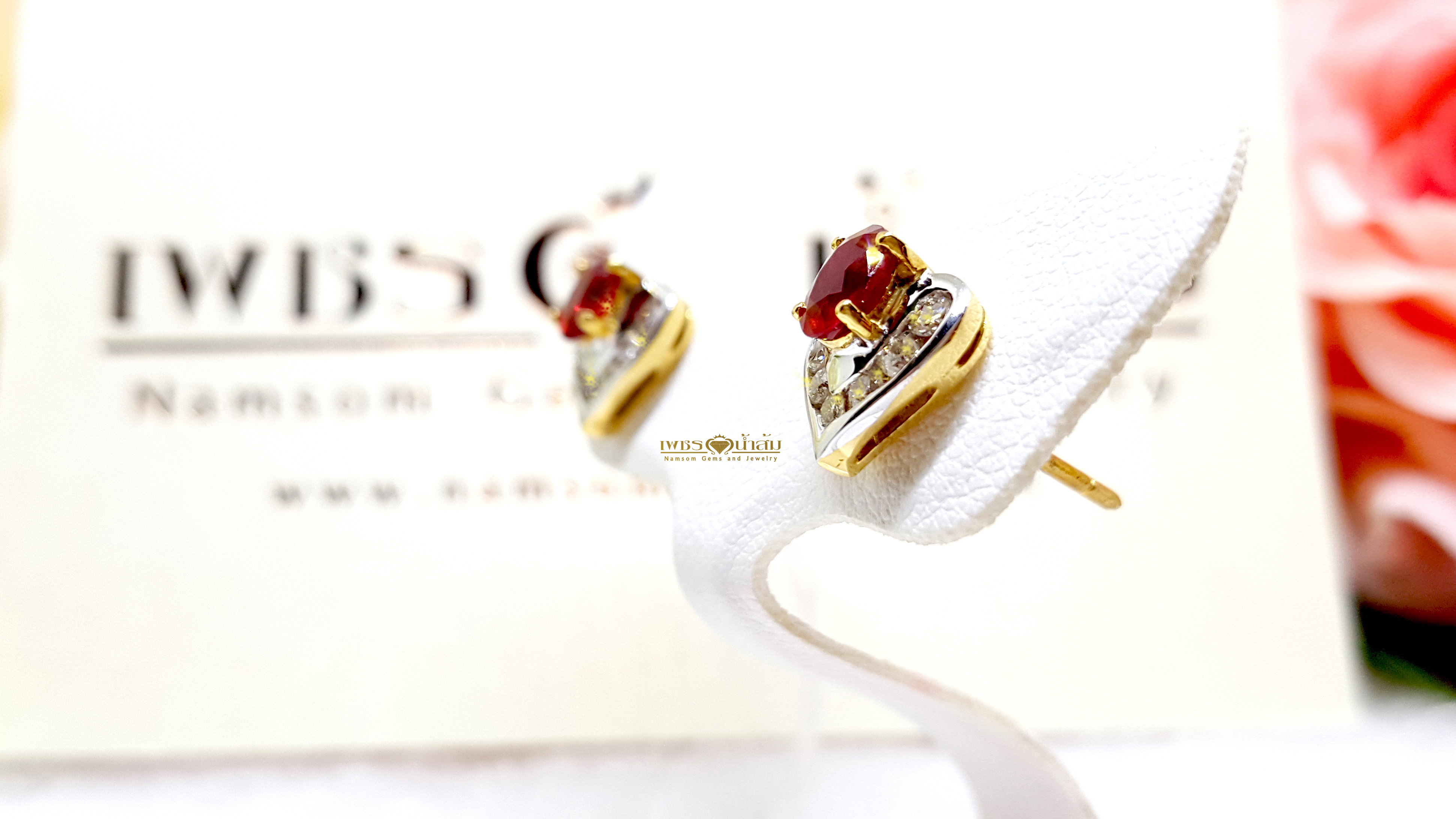 ต่างหูพลอยทัยทิม ทรงใบไม้ น้ำงาม เล่นไฟ สีแดงสด ประดับขอบข้างด้วยเพชรแท้ เพิ่มความโดดเด่น