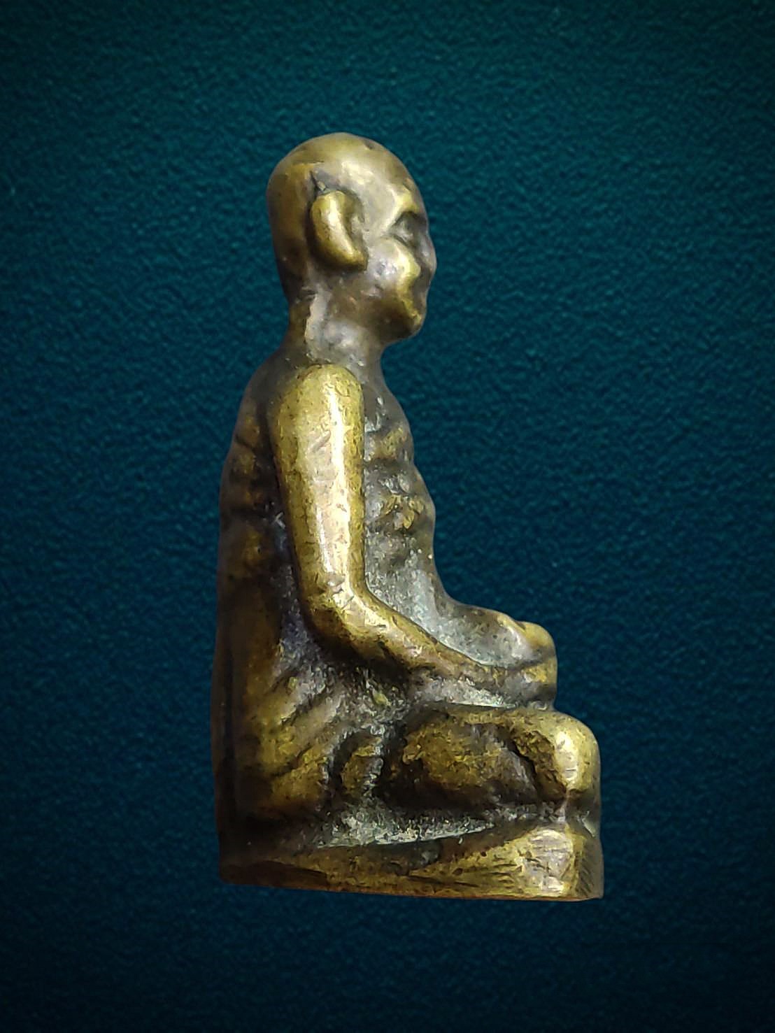 รูปหล่อสมเด็จพระพุฒาจารย์ (โต พฺรหฺมรํสี) อุ้มบาตร จัดสร้างโดยหลวงปู่นาค วัดระฆัง ราวปี 2485-2495 แจกที่วัดทองพุ่มพวง จังหวัดสระบุรี