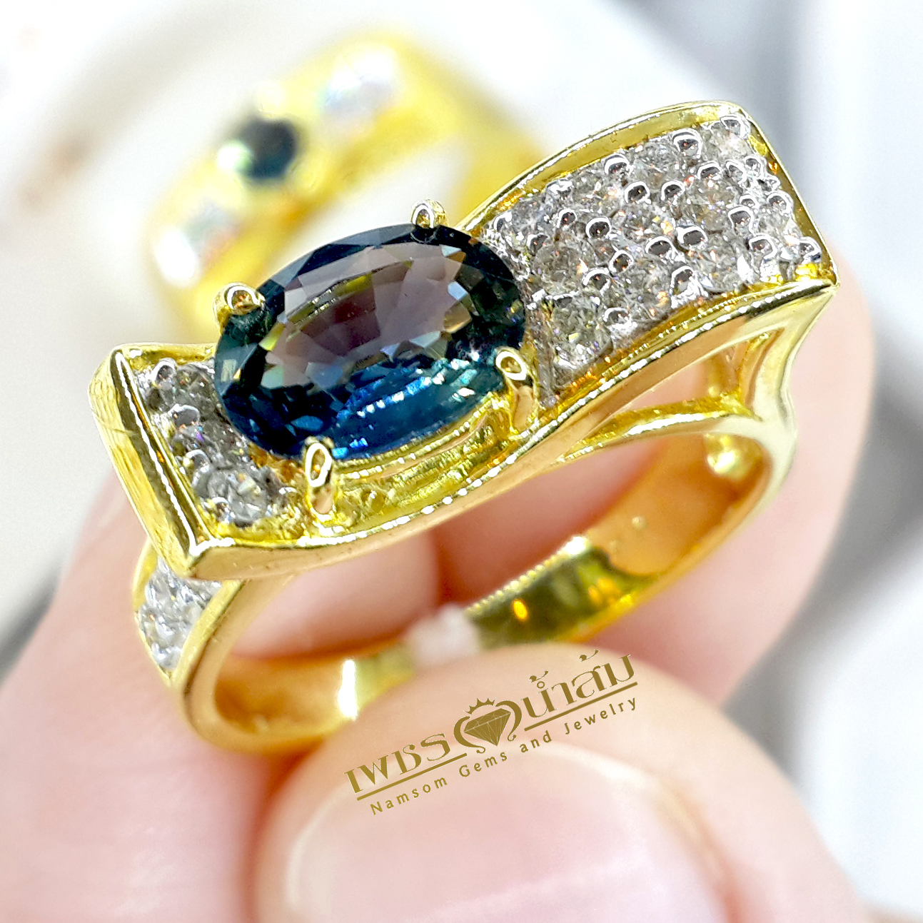 แหวนพลอยไพลิน Blue Sapphire สีเข้มสวย เล่นลูกเล่นทรงคลื่นประดับฝังด้วยเพชรแท้ น้ำงาม บนตัวเรือนทองแท้ทั้งตัวเรือน