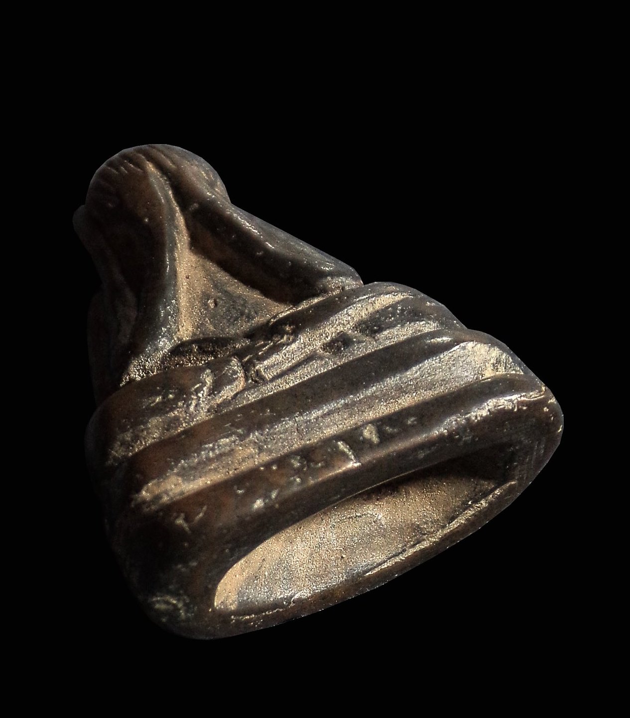 พระปิดตาพิมพ์เศียรแหลม เนื้อสำริด