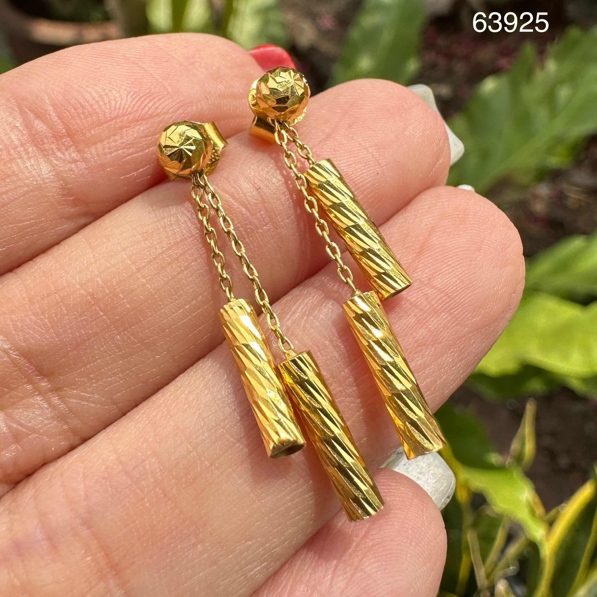 รหัส 63925 ต่างหู เม็ดกลม ตัดลาย ตุ้งติ้ง ทอง90 นน. 2.12 g