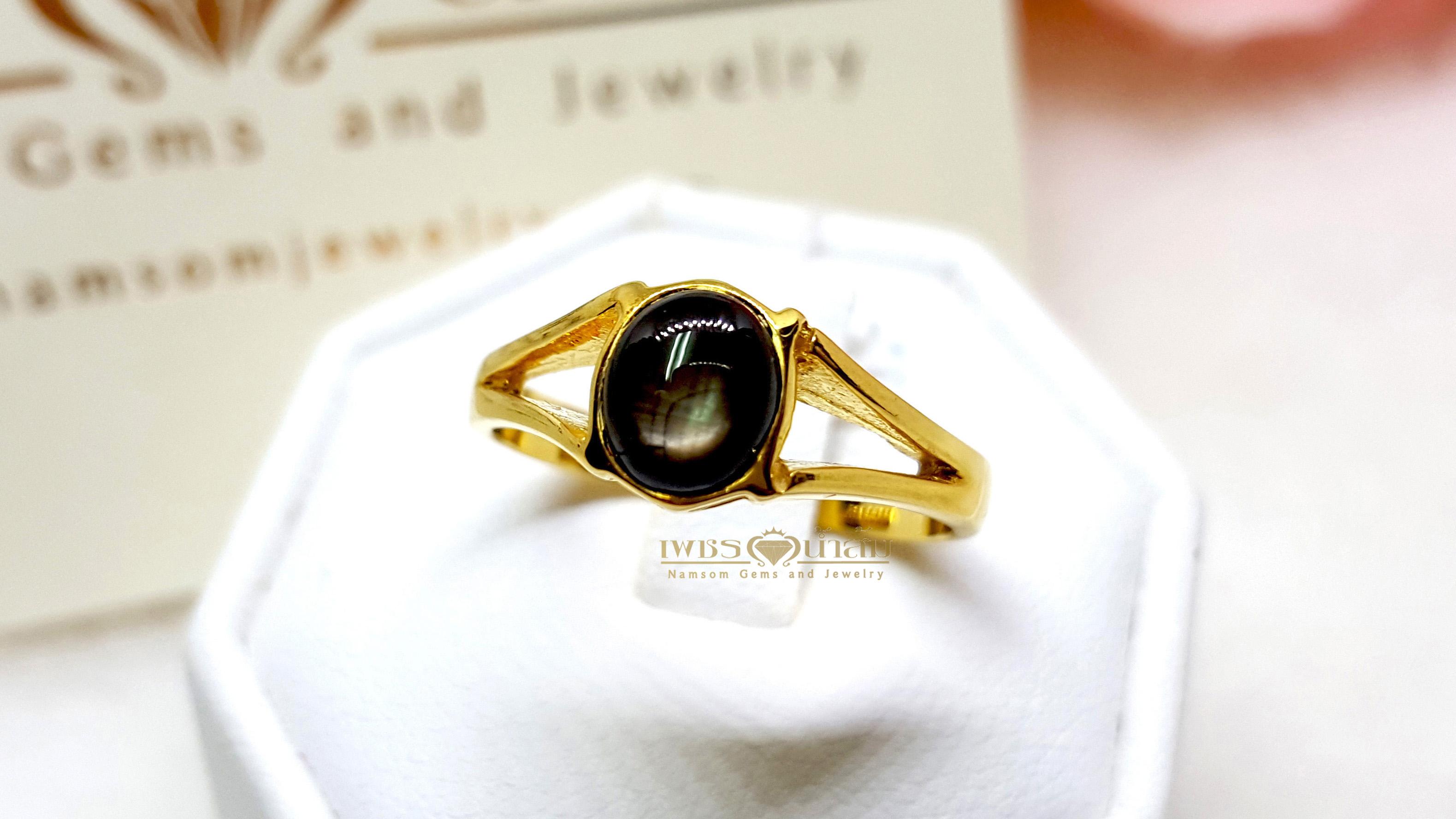 แหวนพลอย Black Star Sapphire ฝังหุ้มเรียบไร้หนาม บนตัวเรือนทองแท้ทั้งตัวเรือน
