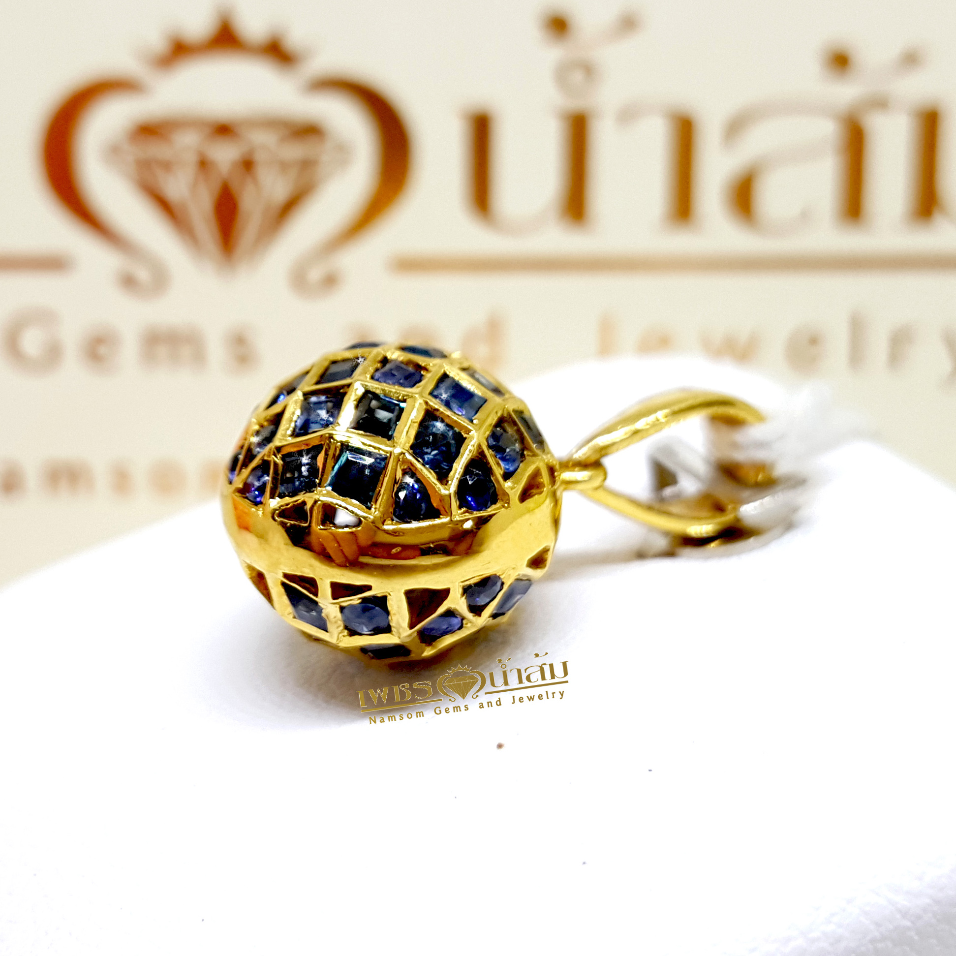 จี้พลอยไพลิน Blue Sapphire น้ำงาม ฝังเรียบไร้หนาม ทรงกลมลูกโลก ขณะสวมจะเหวี่ยงตัวแก่วงตามผู่ใส่ หยอกเอินทุกสายตาให้หันมามอง