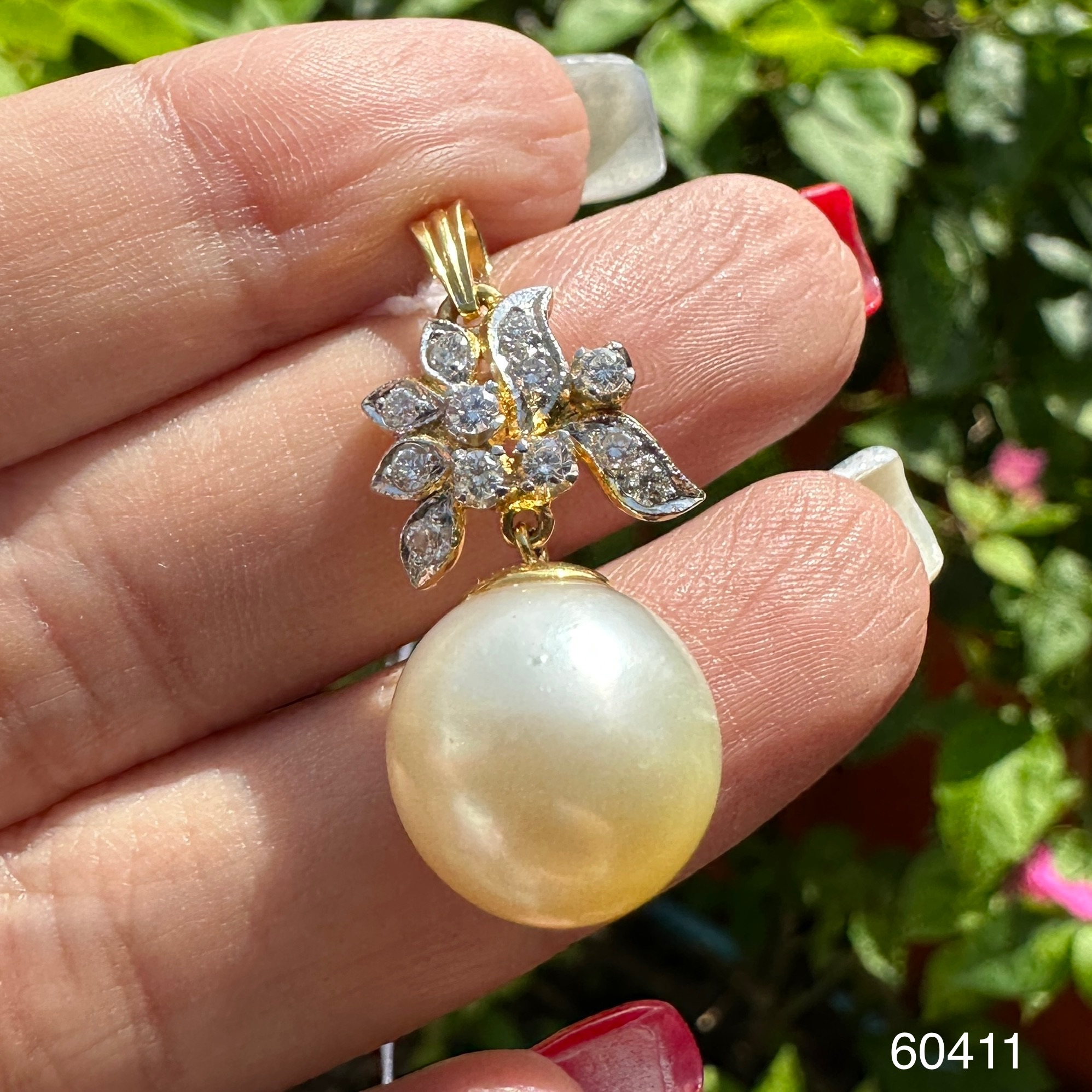 รหัส 60411 จี้ มุก สีขาว 13.7 มิล ฝังเพชร 12 เม็ด 0.32 กะรัต ทอง90 งานสวยมาก นน. 5.96 g