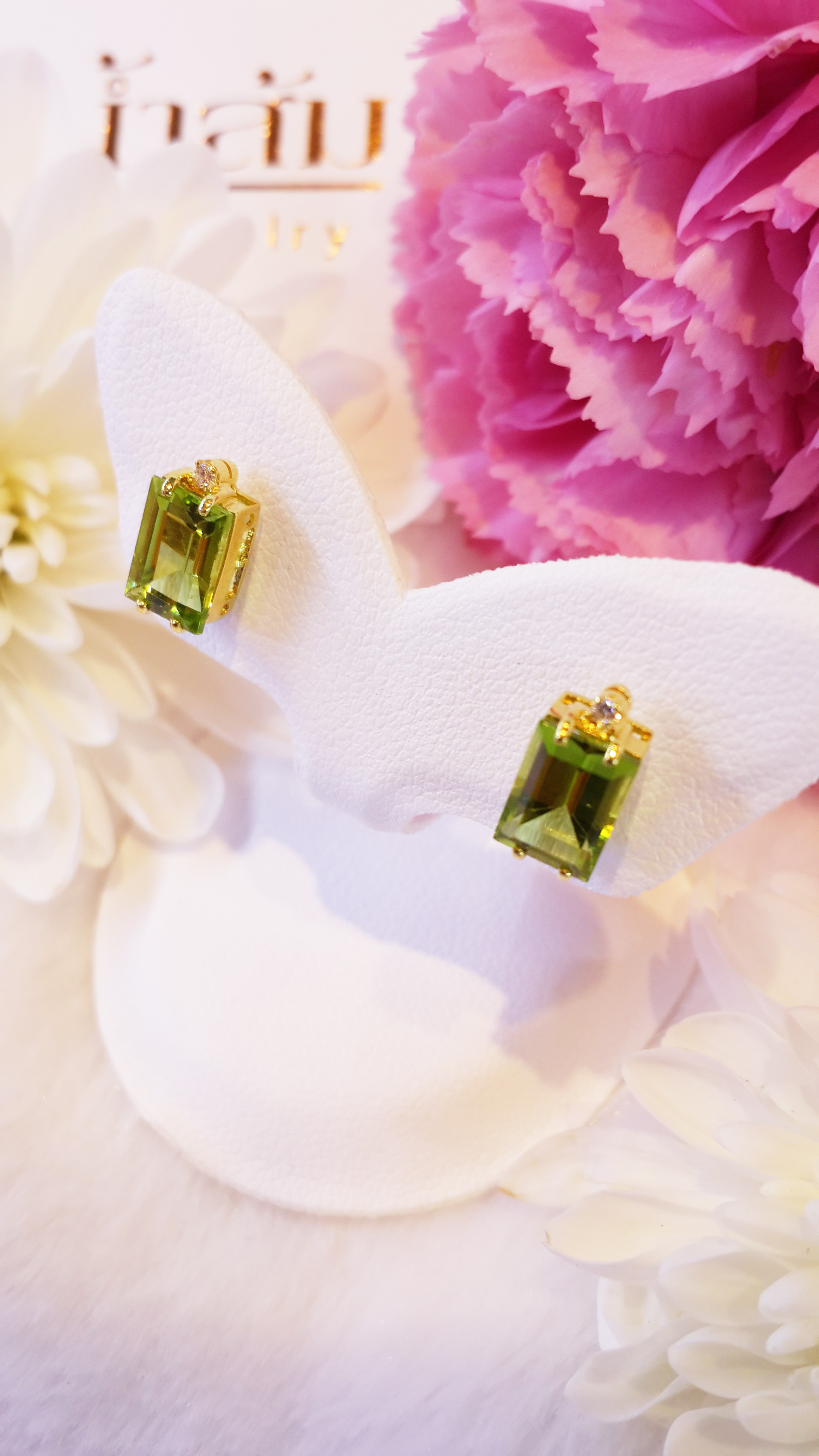 ต่างหูพลอย Peridot สีสวย ประดับด้วยเพชรแท้ รูปทรงสี่เหลี่ยม แบบเก๋ ไม่เหมือนใคร