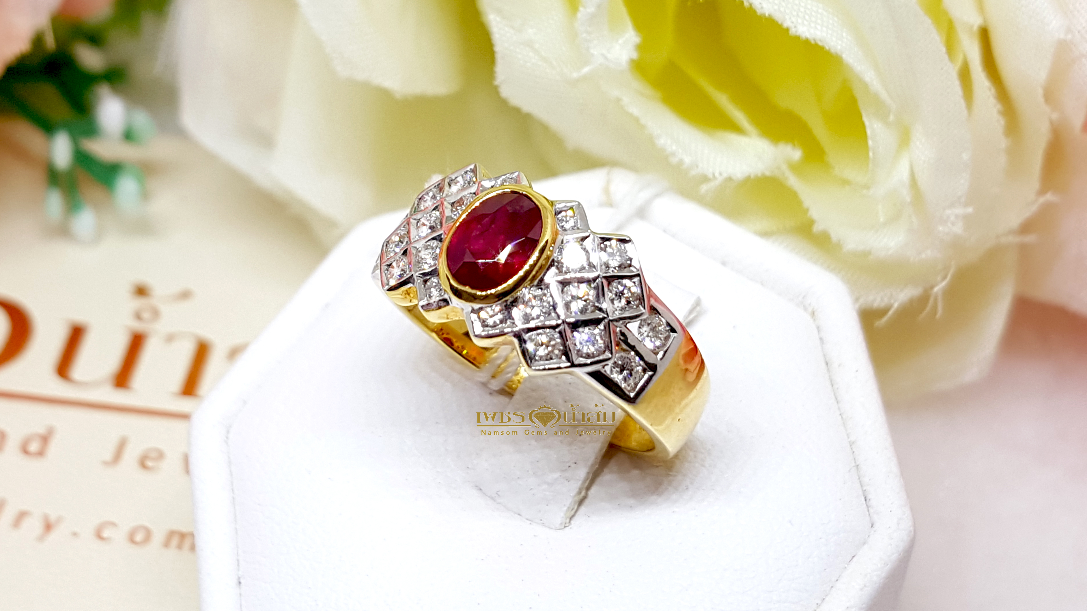 แหวนพลอยทับทิม Ruby สีแดงสดฝังหุ้ม ประดับตกแต่งด้วยเพชรแท้แล่นลูกเล่นรียงเป็นตาราง บนตัวเรือนทองแท้ทั้งตัวเรือน