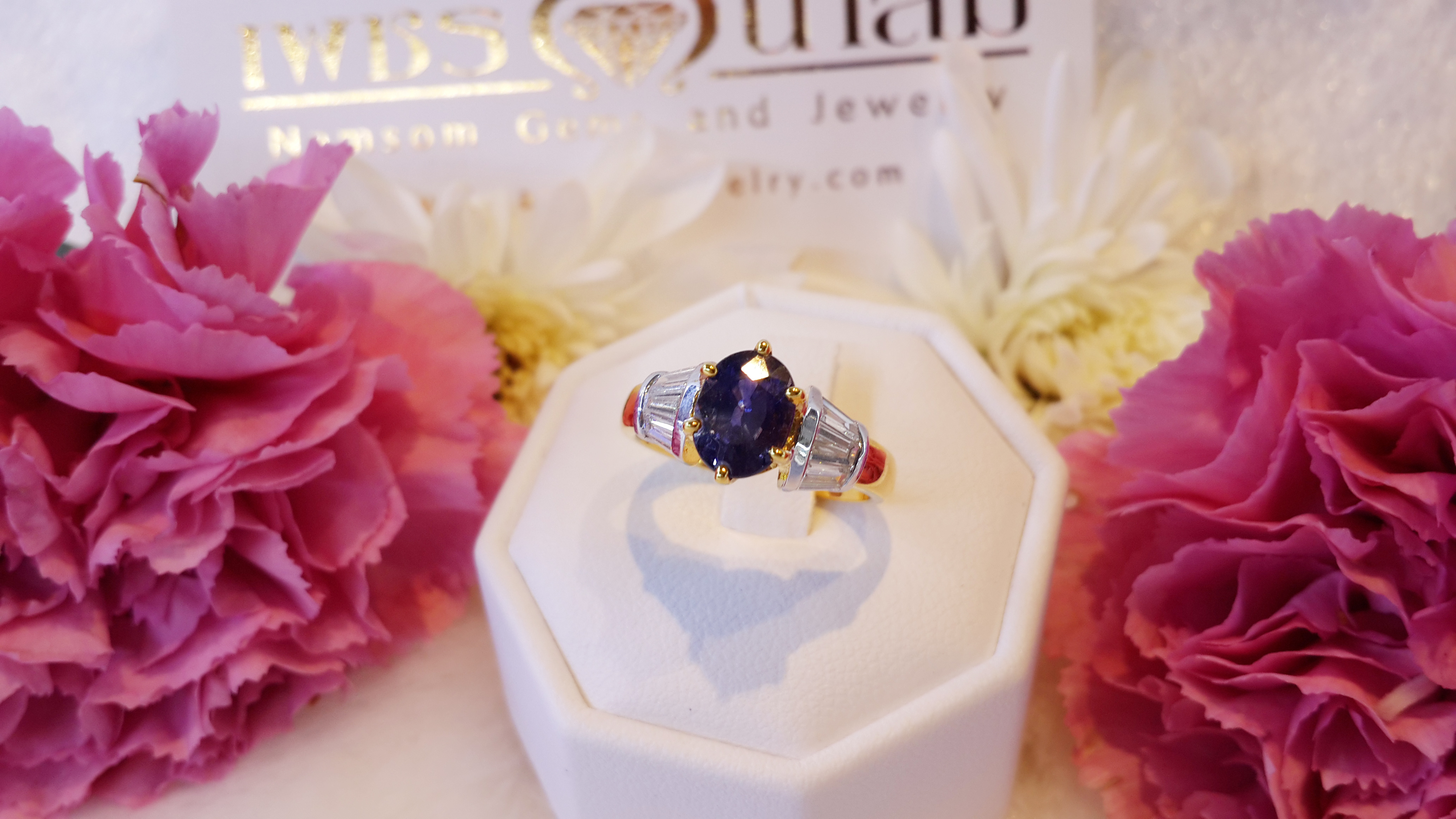 แหวนพลอยไพลินแท้ สำหรับคุณผู้หญิง สีน้ำเงิน ล้อมเพชรข้าง Princess Cut พลอยไพลินเม็ดใหญ่ น้ำงาม