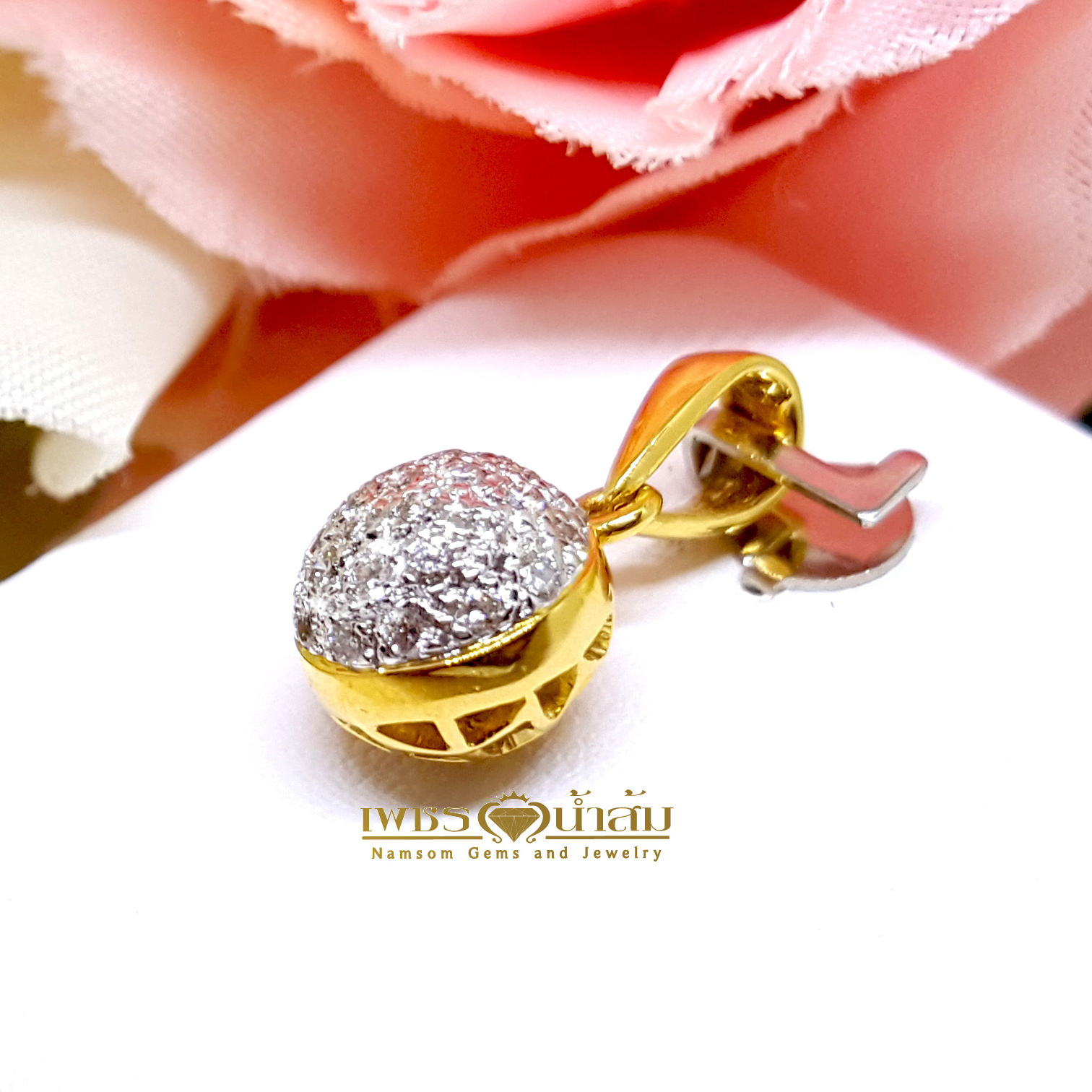 จี้เพชรแท้ฝังเรียบไร้หนาม ทรงกลมลูกโลก ขณะสวมจะเหวี่ยงตัวแก่วงตามผู่ใส่ หยอกเอินทุกสายตาให้หันมามอง