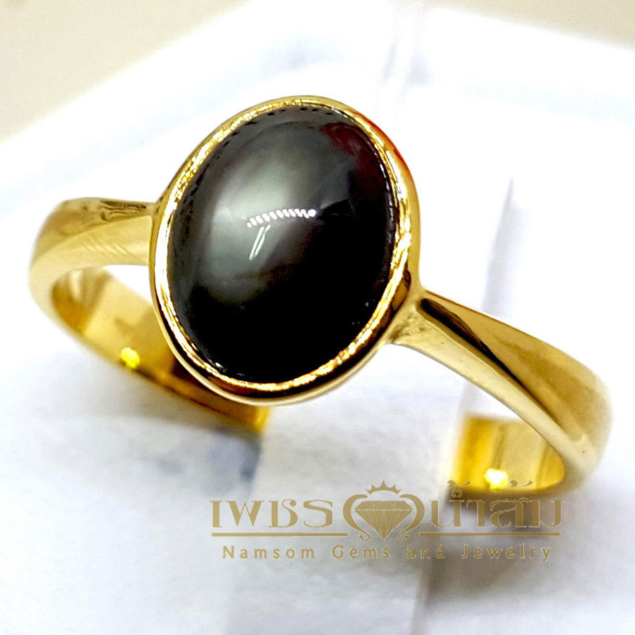 แหวนพลอย Black Star Sapphire ฝังหุ้มเรียบไร้หนามเรียบง่าย สวมใส่ได้ทุกวัน บนตัวเรือนทองแท้ทั้งตัวเรือน