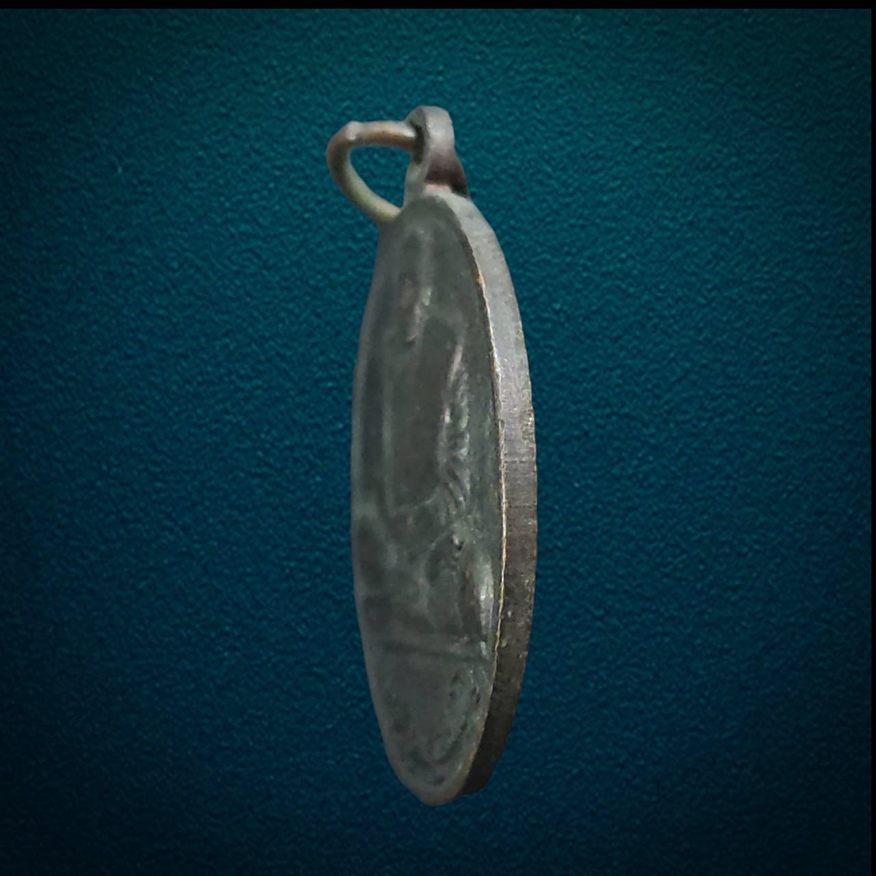 เหรียญหลวงปู่อุดม ฐิตปัญโญ วัดป่าสารไพรวัลย์ บ้านป่าเป้า ตำบลดงเย็น อำเภอบ้านดุง จังหวัดอุดรธานี