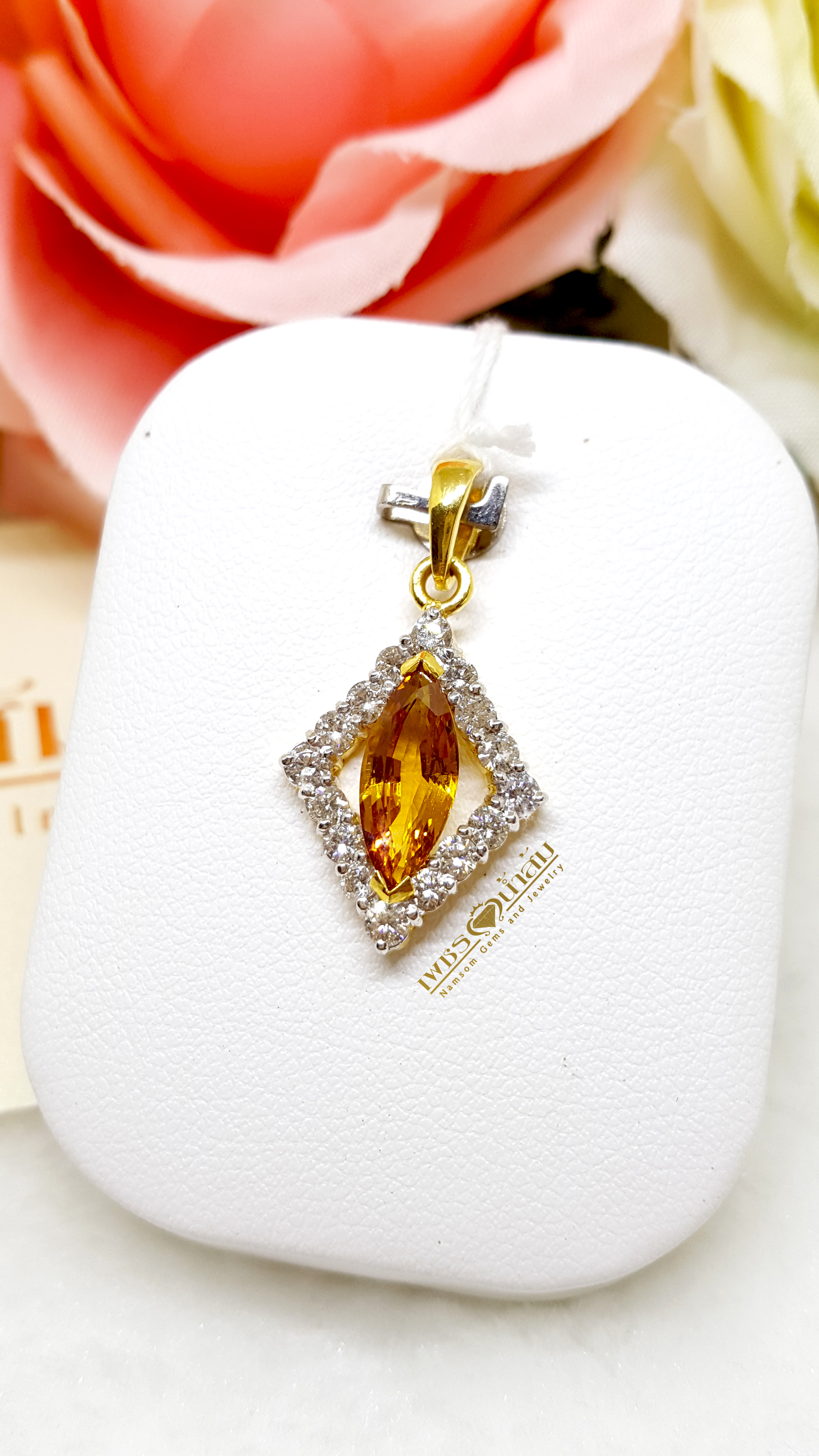 จี้บุษราคัม Yellow Sapphire ตกแต่งล้อมด้วยเพชรแท้ น้ำงาม ดีไซน์เป็นทรงหลามตัดของใพ่
