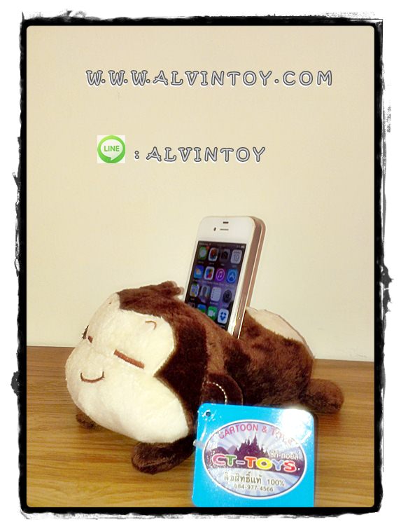 ตุ๊กตาลิงวางโทรศัพท์มือถือ