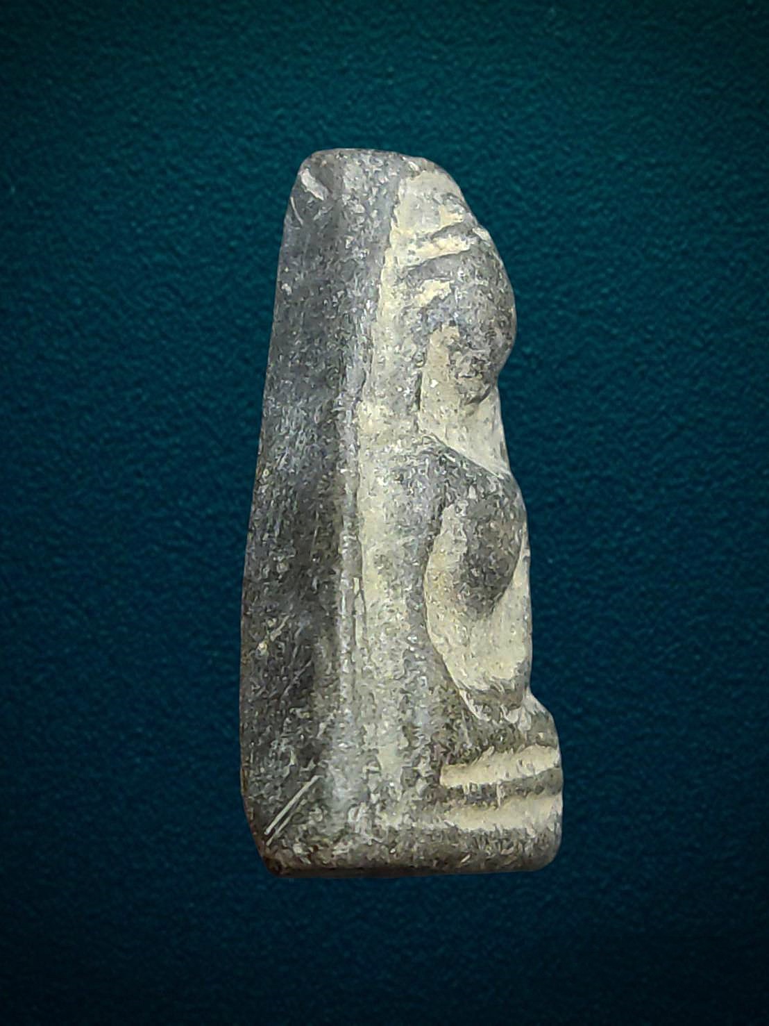 พระผงสุพรรณ เนื้อดิน พิมพ์หลังเรียบ หลวงพ่อมุ่ย เสก วัดหนองโรงรัตนาราม จ.สุพรรณบุรี ปี 2508