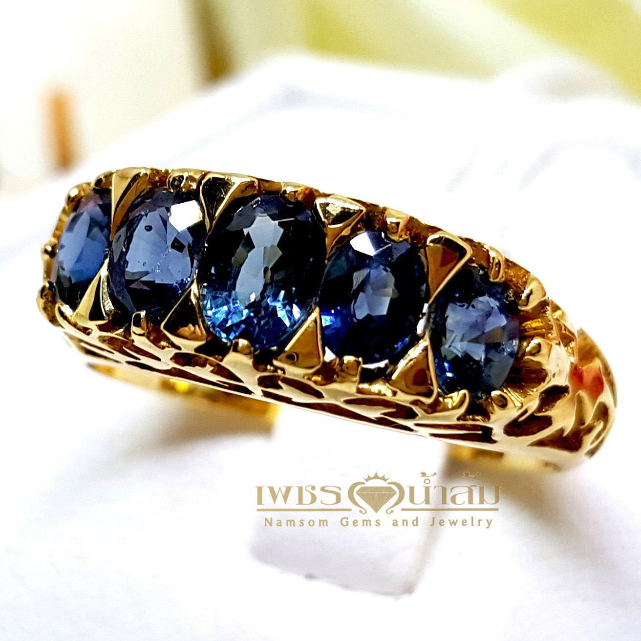 แหวนพลอยไพลิน Blue Sapphire เจียรเหลียมเพชร ฝังฉลุลายทรงไทย บนตัวเรือนทองแท้ทั้งตัวเรือน
