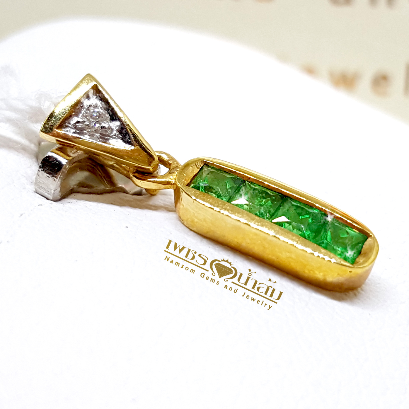 จี้พลอยซาร์โวไรท์ Tsavorite ล้อมเพชร สีสด ชิ้นเล็กน่ารักสดใส
