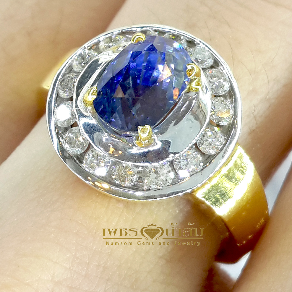 แหวนพลอยไพลิน Blue Sapphire น้ำงาม เล่นไฟ ชูเด่น ประดับฝังตกแต่งด้วยเพชรแท้ น้ำงาม วงนอกแบบไร้หนาม บนตัวเรือนทองแท้ทั้งตัวเรือน