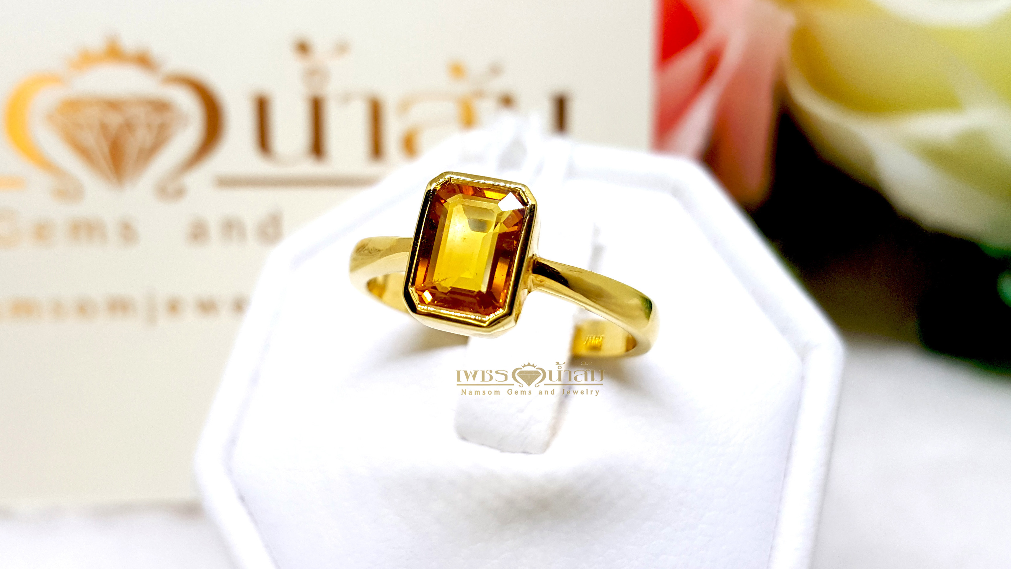 แหวนพลอยบุษราคัม Yellow Sapphire เจียรเหลี่ยม Radiant เล่นแสงเล่นไฟ บนตัวเรือนทองแท้ทั้งตัวเรือน