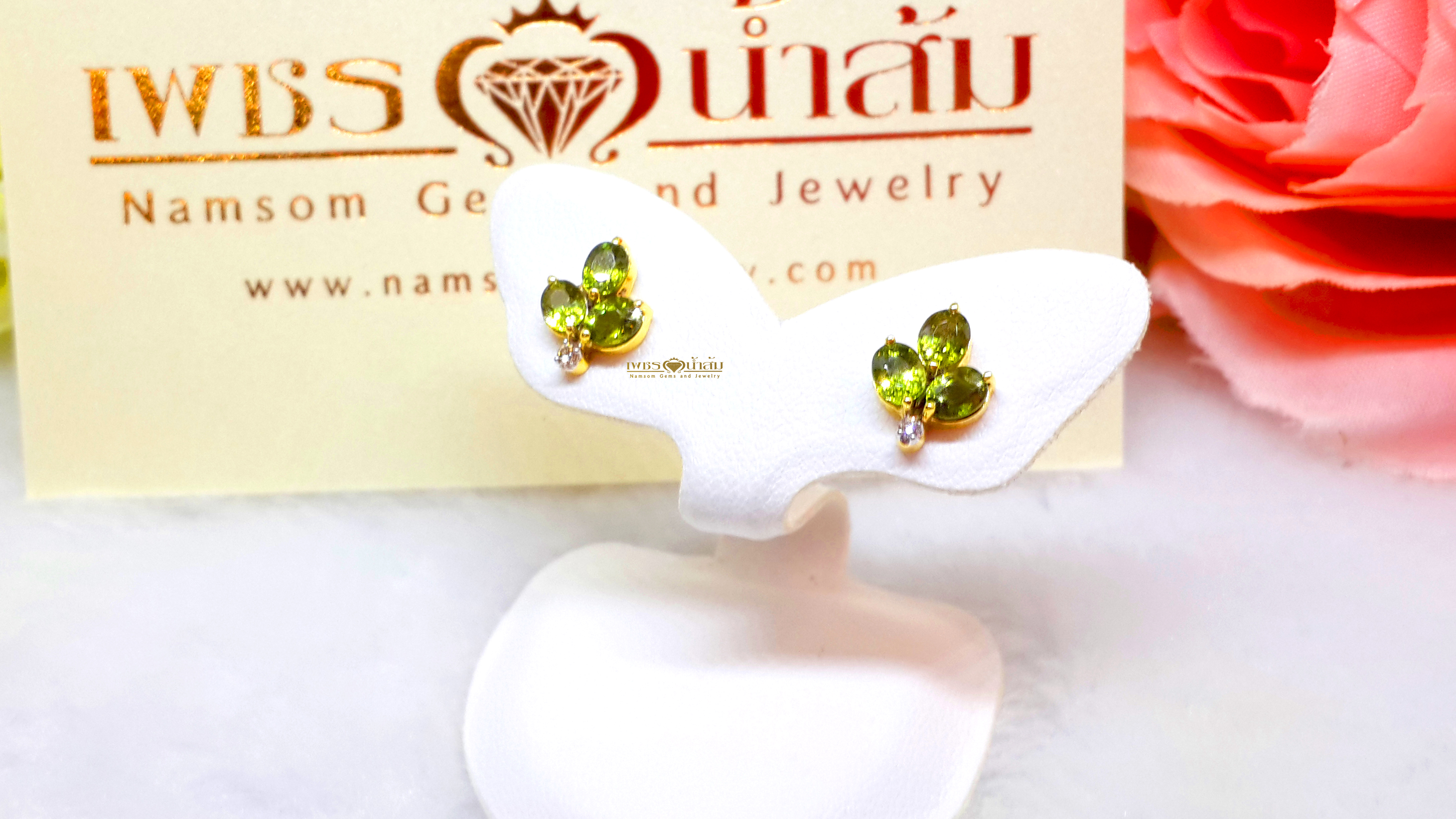 ต่างหูพลอยเขียวส่อง Green Sapphire ทรงใบไม้ ประดับด้วยเพชรแท้