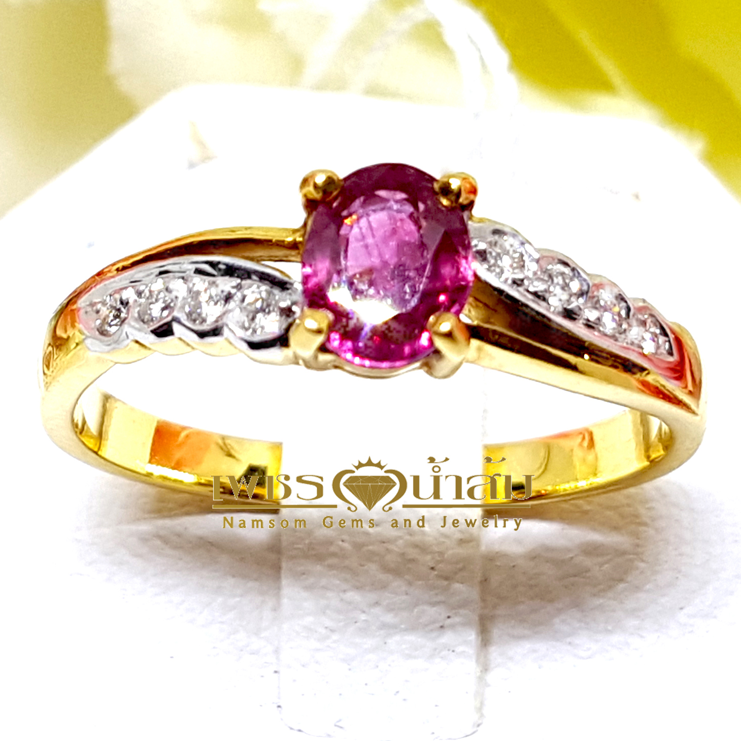 แหวนพลอยทับทิม Ruby สีสวยเจียระไนเหลี่ยมเพชร ประดับตกแต่งด้วยเพชรแท้ทรงไขว้ บนตัวเรือนทองแท้ทั้งตัวเรือน