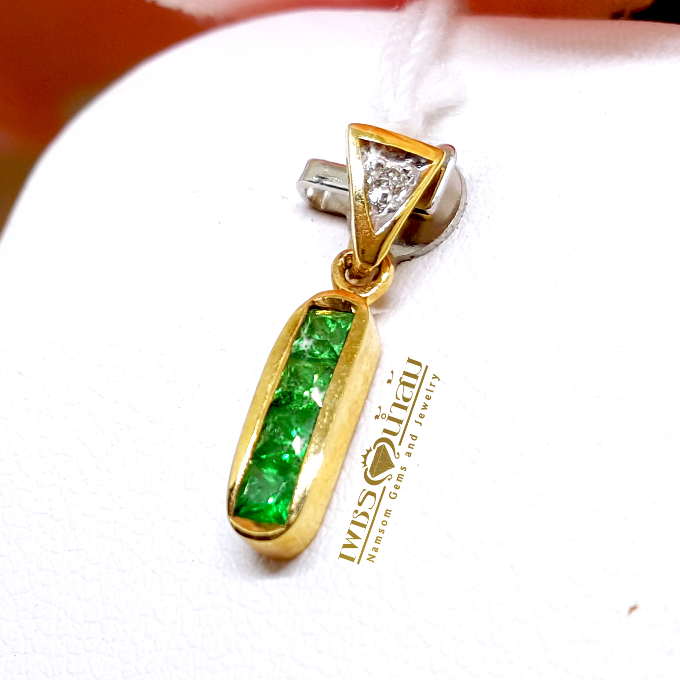 จี้พลอยซาร์โวไรท์ Tsavorite ล้อมเพชร สีสด ชิ้นเล็กน่ารักสดใส