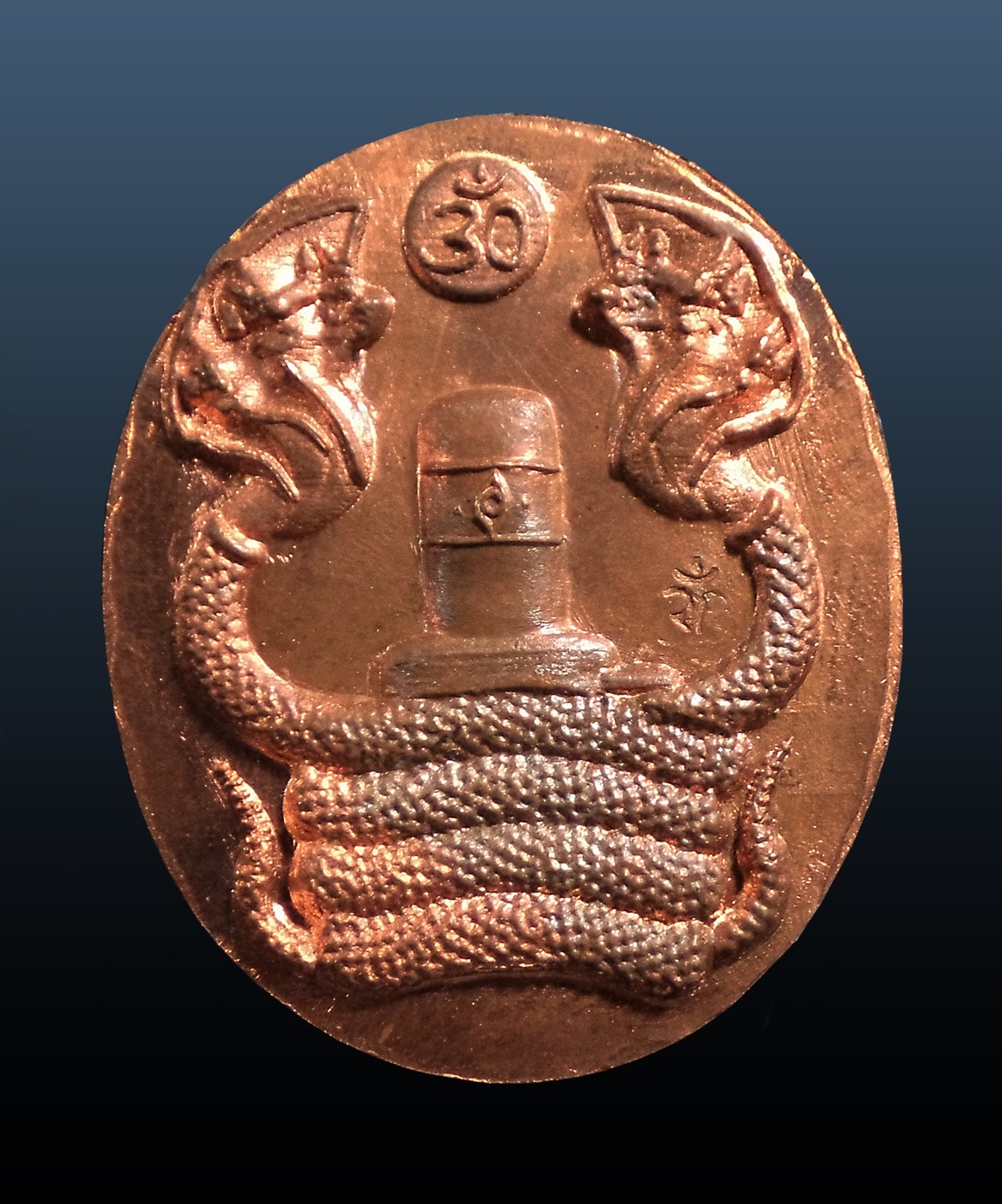 เหรียญพระนารายณ์ทรงพระราหู หลังพญานาคล้อมศิวลึงค์ โค้ตโอม วัดวิษณุ เสาชิงช้า กทม.