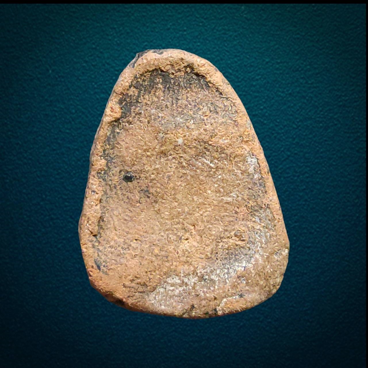 พระปิดตา ฐานกนก เนื้อดินเก่า ไม่ทราบที่