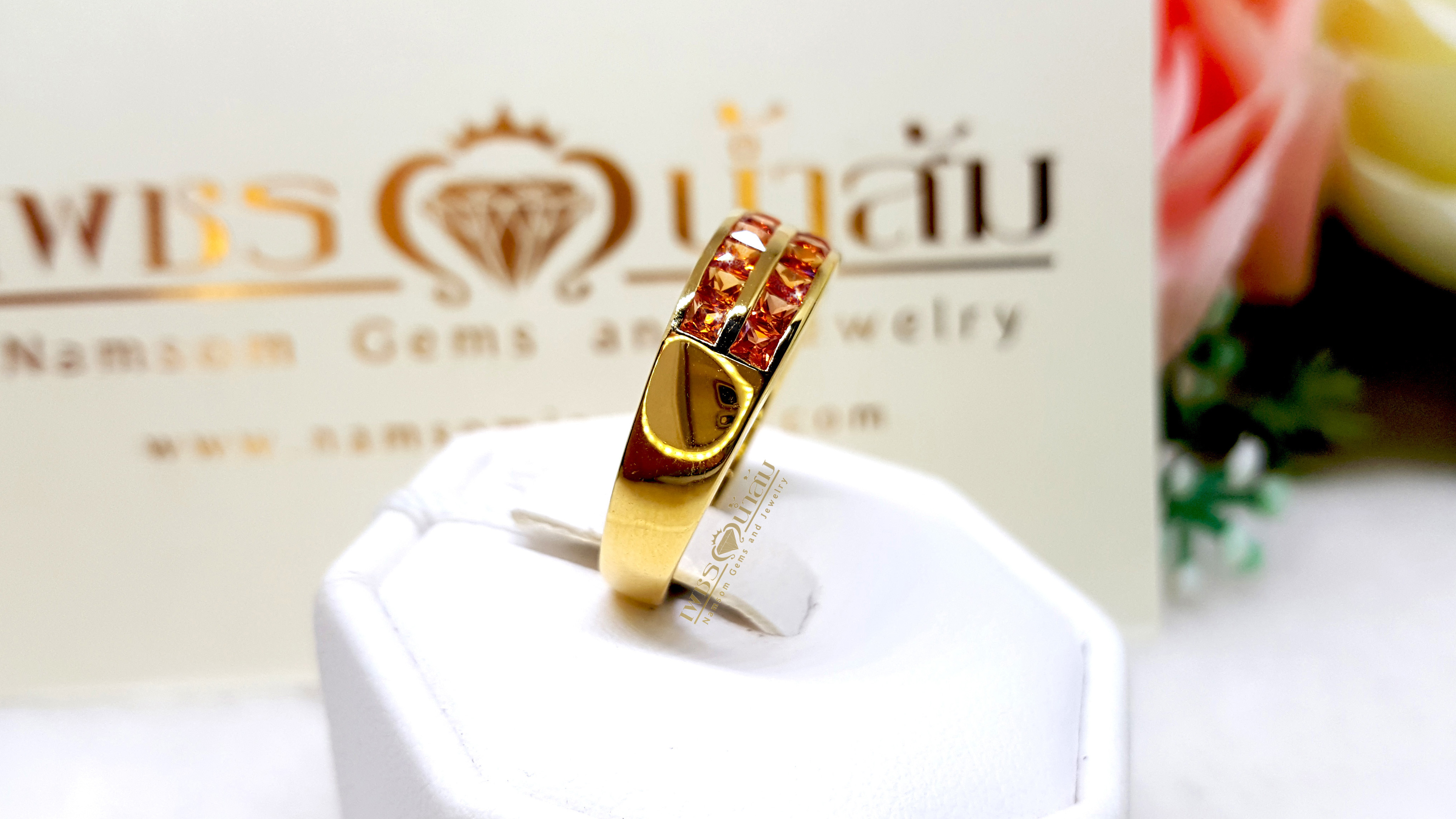 แหวนพลอย Orange Sapphire พลอยสีส้มสวย เจียรเหลี่ยมเรียงแถวปอกมีด คาดสองชั้น บนตัวเรือนทองแท้ทั้งตัวเรือน