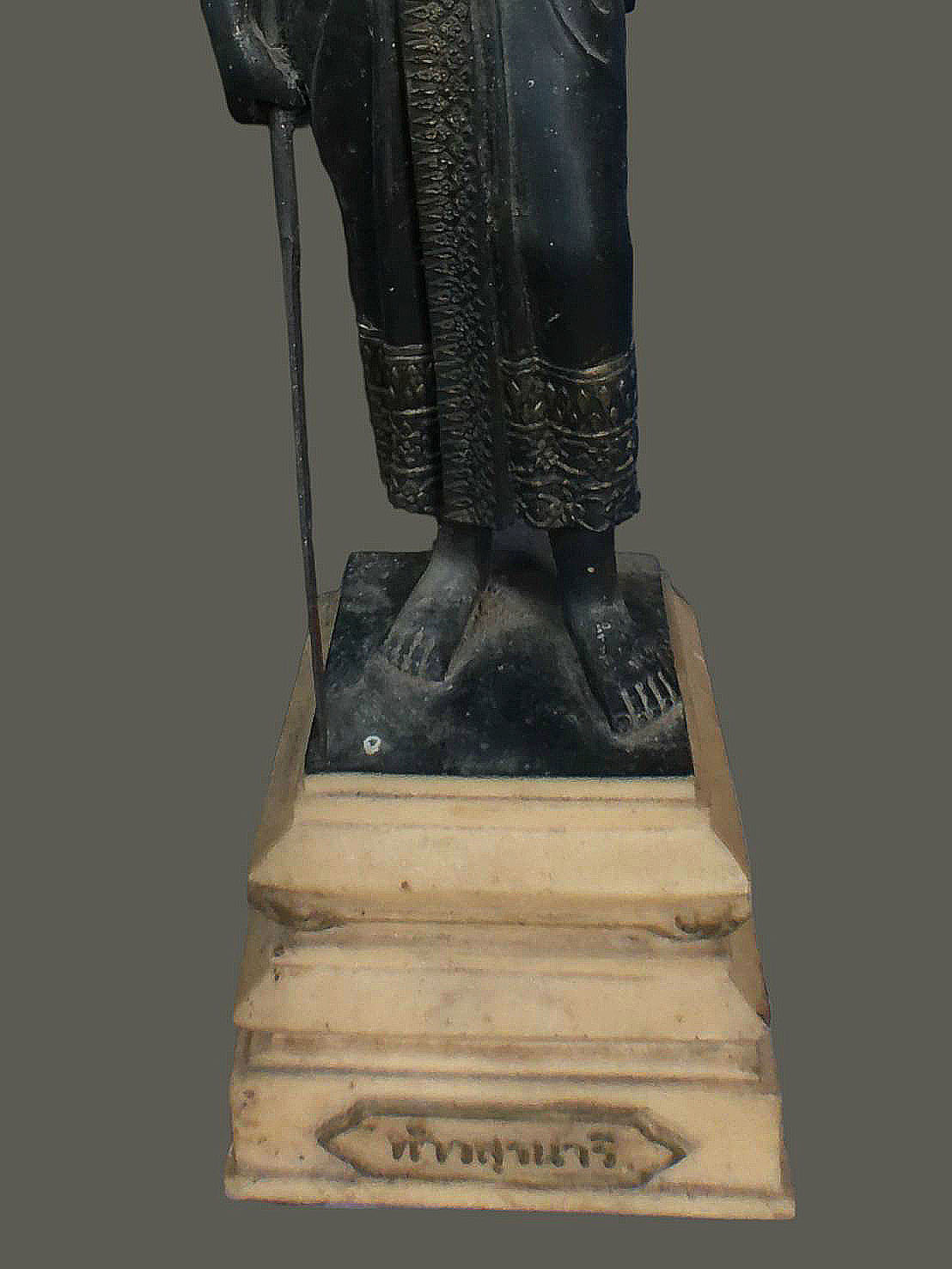 รูปหล่อบูชาเนื้อเรซิ่น ท้าวสุรนารี พิธีพุทธาภิเษกในงาจุดพลุ4มุมเมือง นครราชสีมา ปี2523 หลวงพ่อคุณ วัดบ้านไร่ปลุกเสก สูง 13 นิ้ว