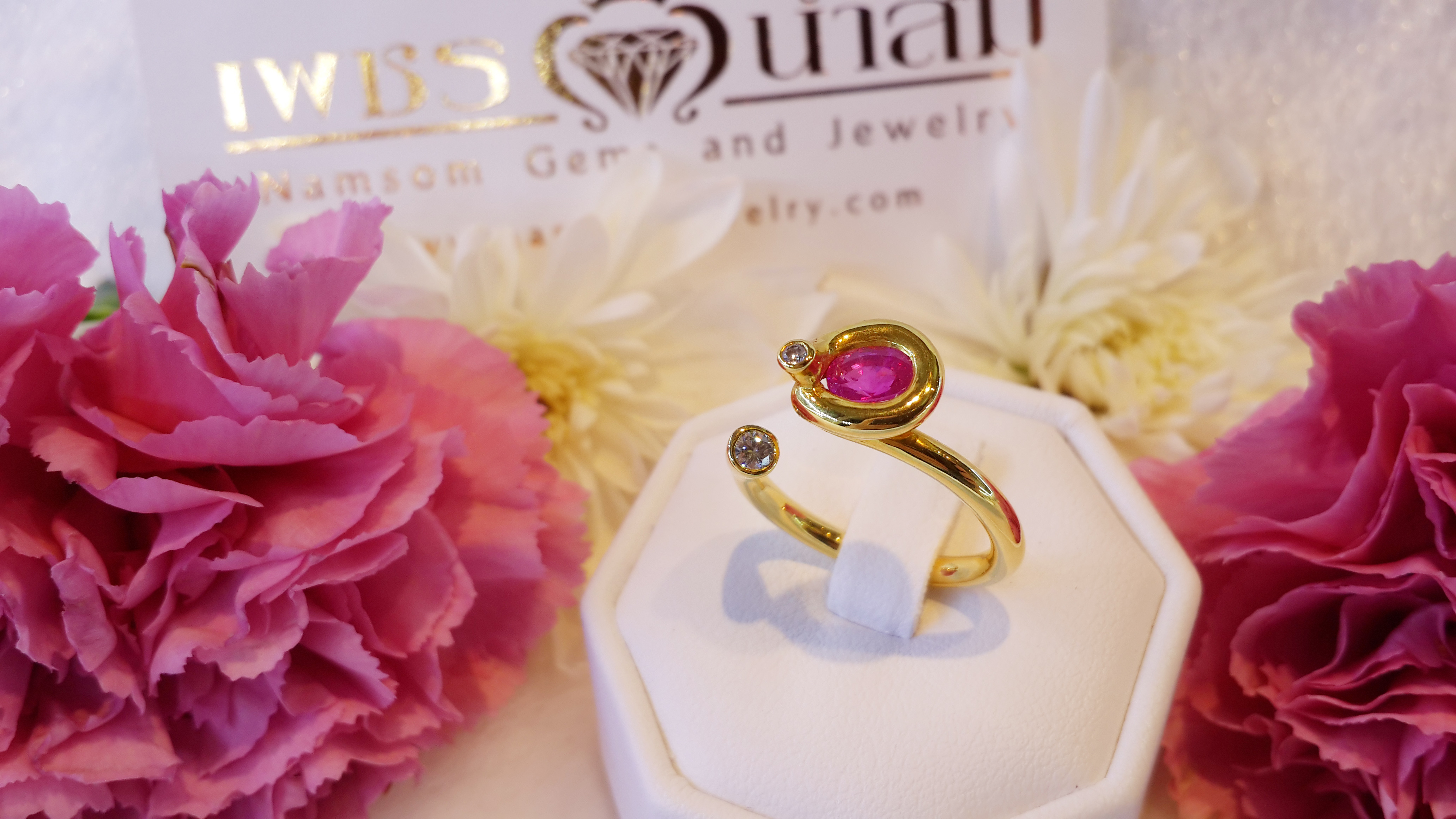 แหวนพลอยทับทิมเม็ดน้ำงาม ดีไซน์โค้งงอจบด้วยเพชร