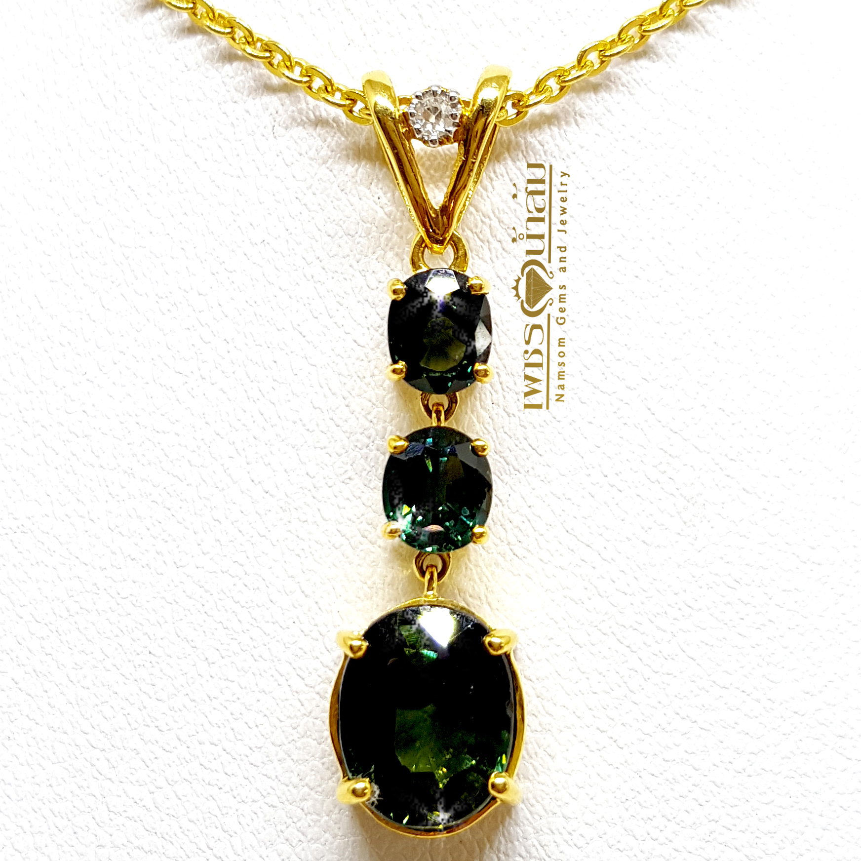จี้พลอยเขียวส่อง Green Sapphire ระย่าตุ้งติ้งทากการเครื่อนไหว หยอกอินทุกสายตาให้หันมอง