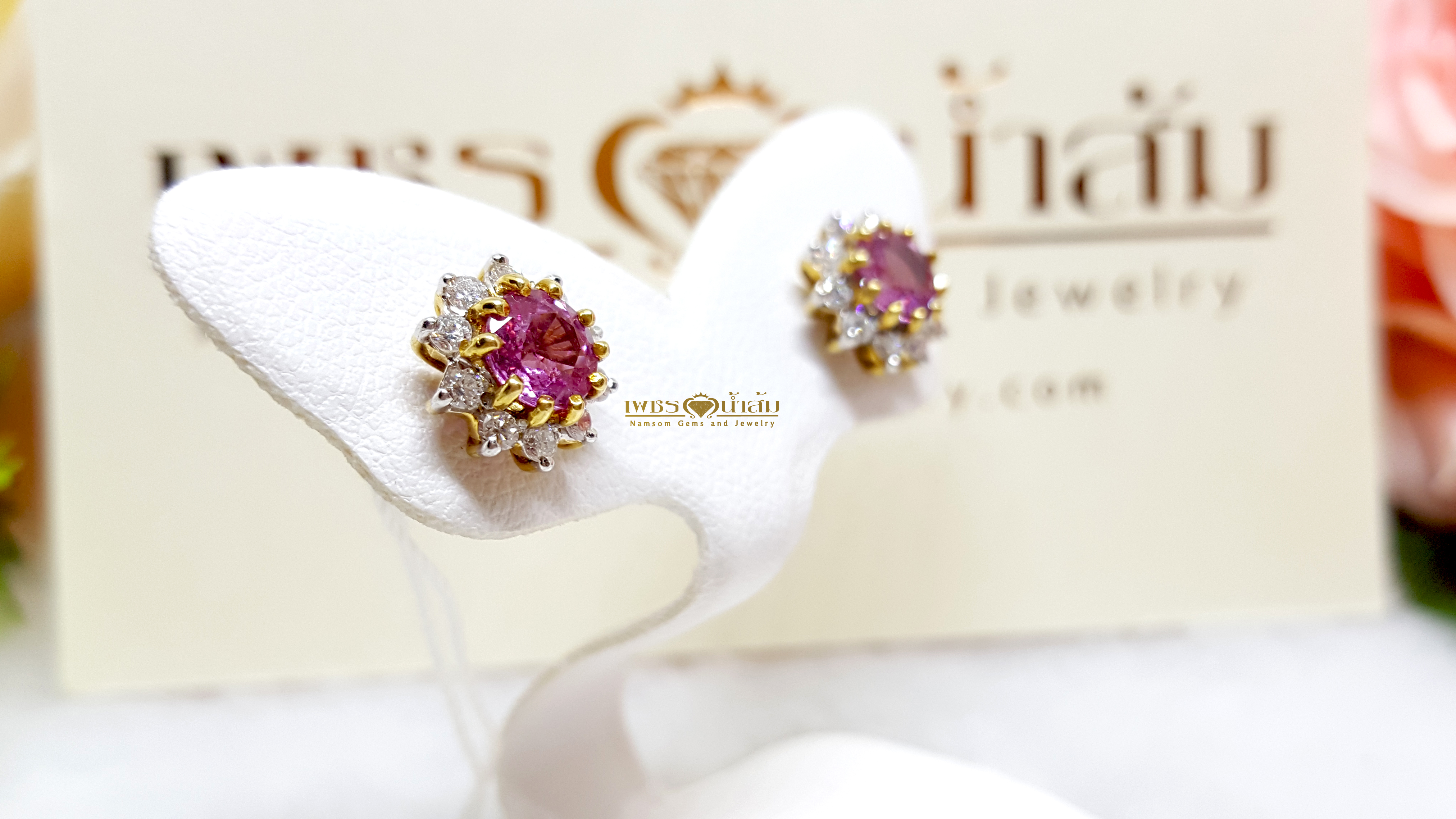 ต่างหูพลอยแซฟไฟร์สีชมพู Pink Sapphire สีสวยน้ำงาม ประดับล้อมด้วยเพชรแท้ เพิ่มความโดดเด่น