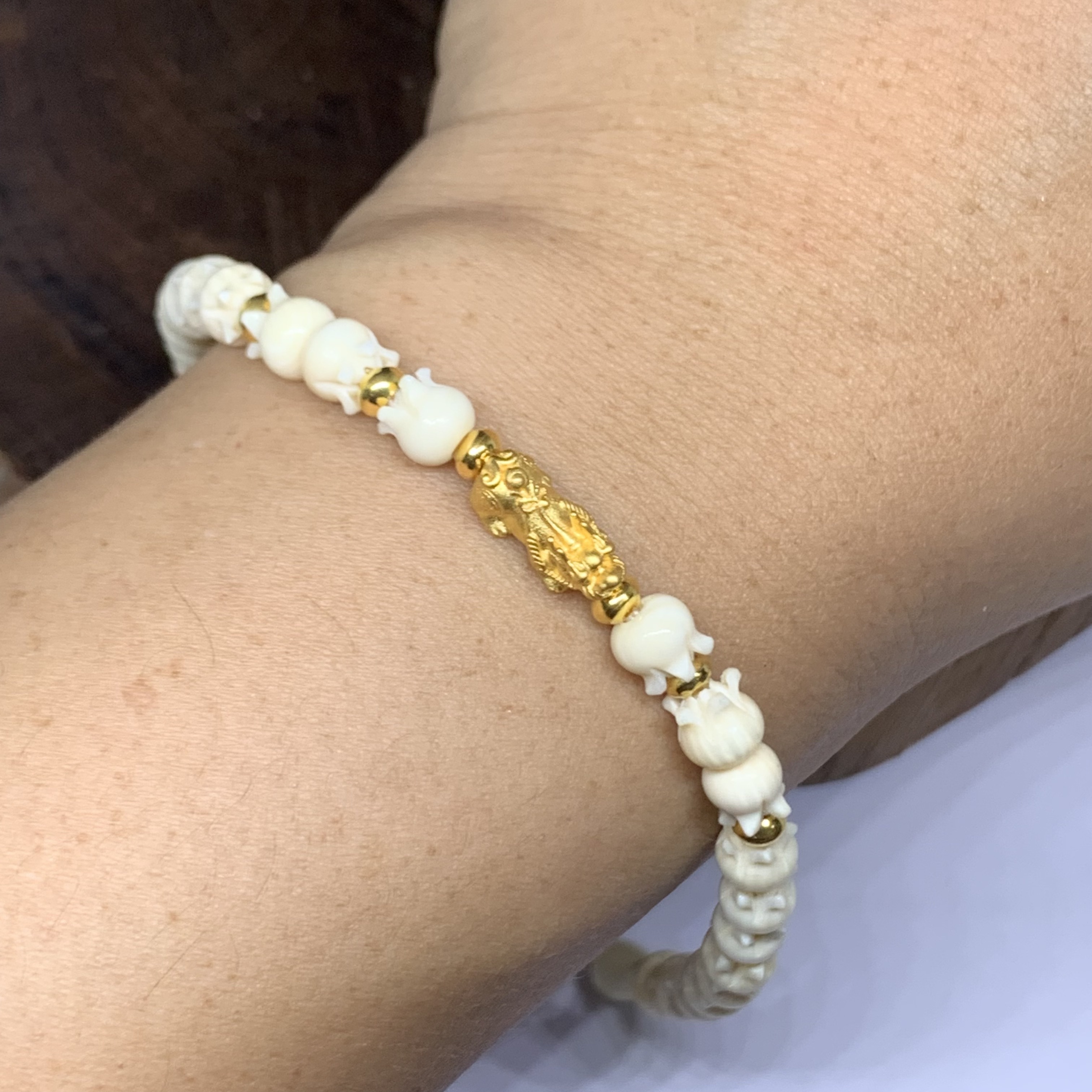 รหัส 63159 สร้อยข้อมือ ปี่เซียะ ทอง99.99 คั่นทอง90 เม็ดประคำ ความยาว 18.00 ซม. ร้อยด้วยเอ็น นน. 5.27 g