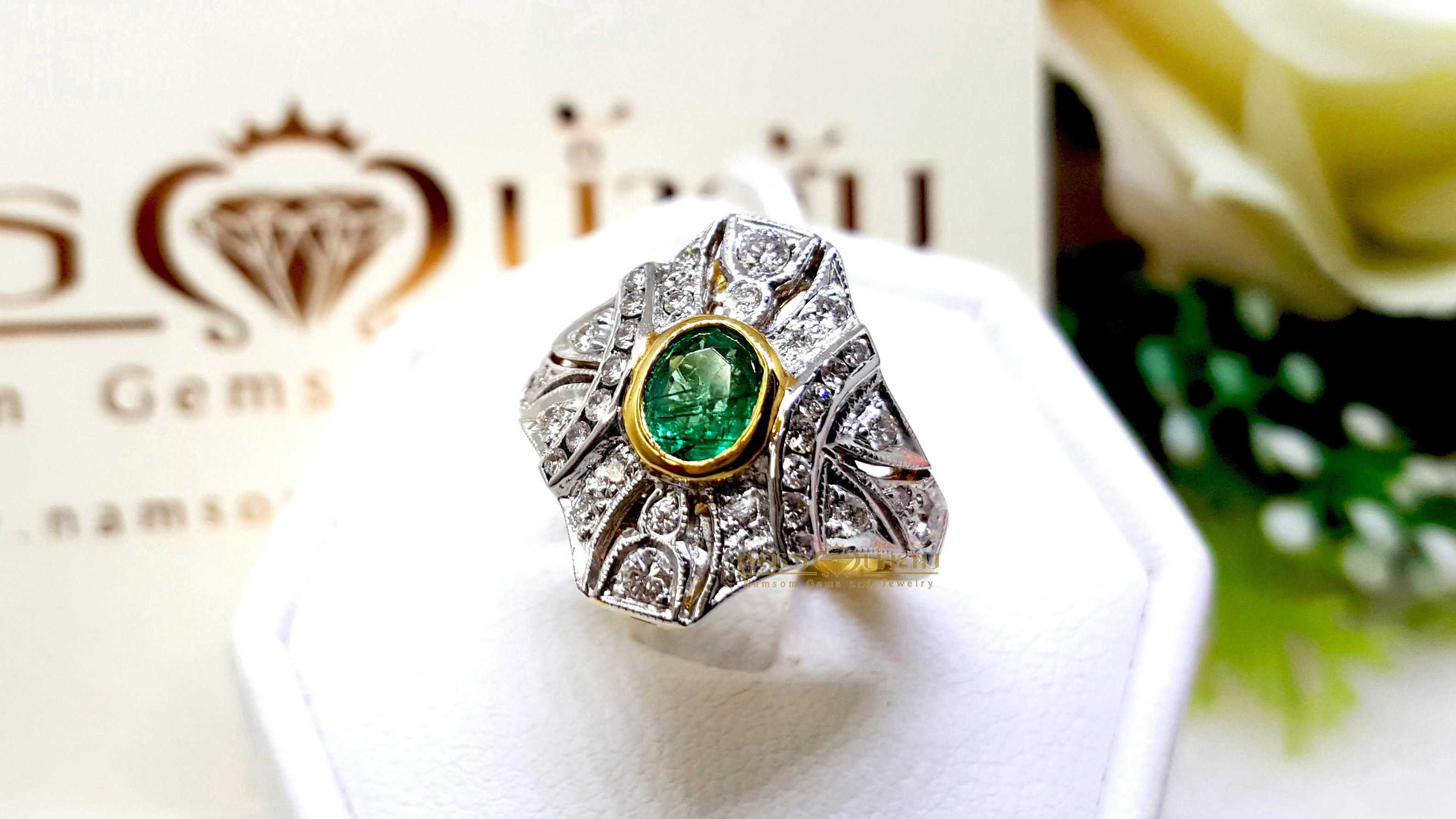 แหวนพลอยซาร์โวไรท์ Tsavorite สีสวยสด ประดับตกแต่งด้วยเพชรแท้เป็นลวดลายศิลปะสมัย Art Nouveau บนตัวเรือนทองแท้ทั้งตัวเรือน