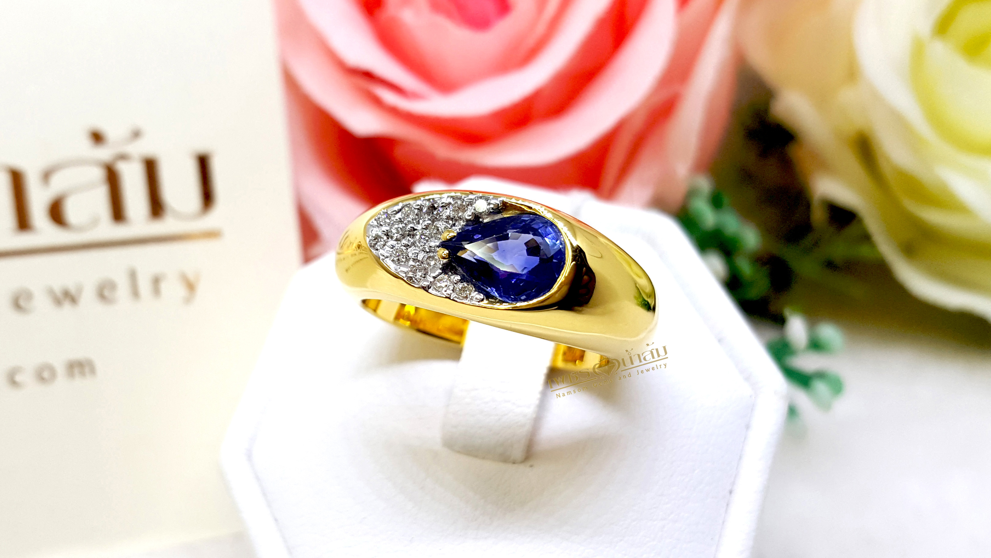 แหวนพลอยไพลิน Blue Sapphire เล่นแสงเล่นไฟ งานออกแบบทรงโมเดิร์น ประดับเพชรแท้ฝังจิกไข่ปลา บนตัวเรือนทองแท้ทั้งตัวเรือน