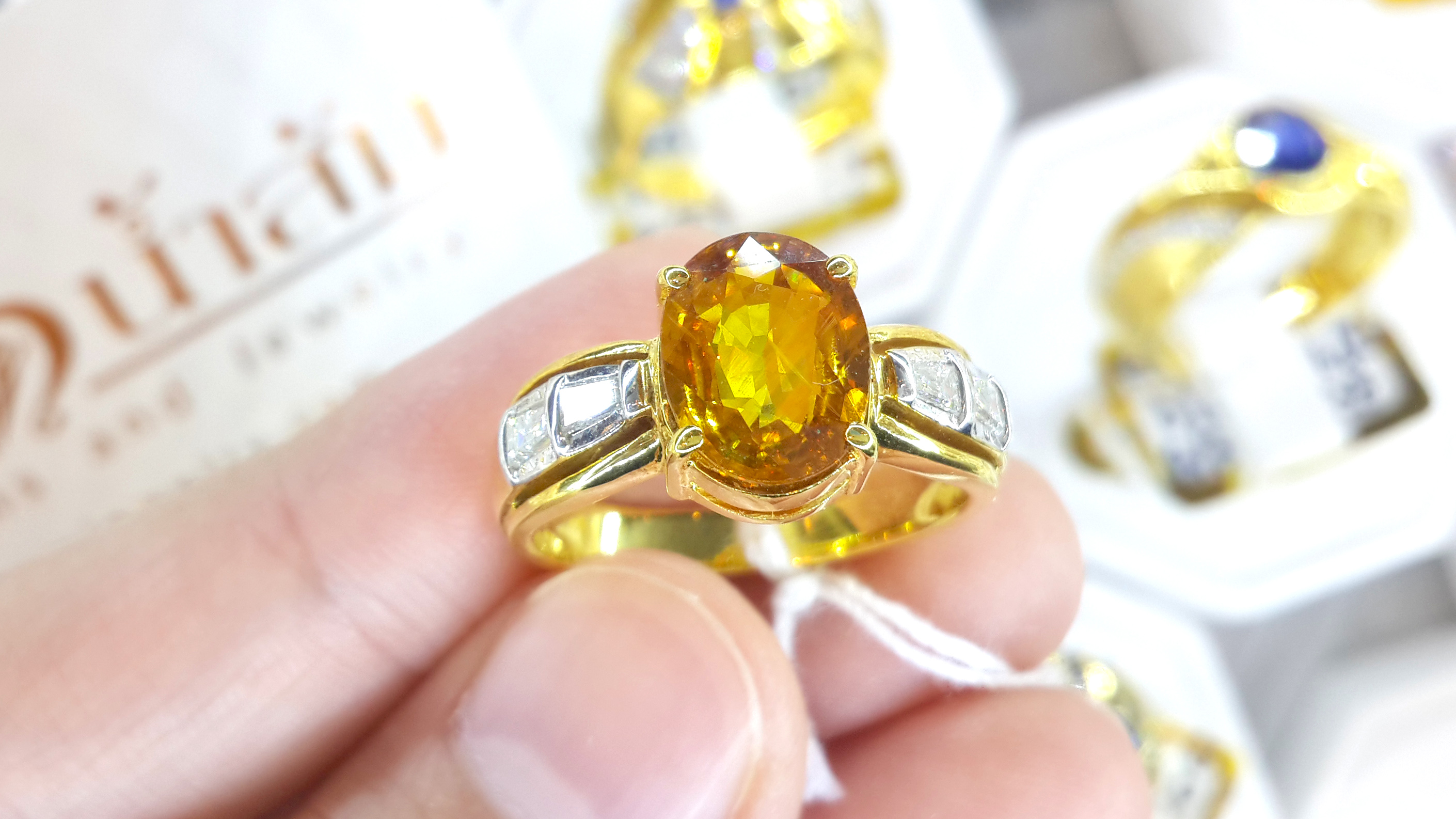 แหวนพลอยบุษราคัม Yellow Sapphire ฝังเพชรแท้ น้ำงาม ตรงบ่าสองข้างเป็นขั้นบรรได ทำให้หัวแหวนโดนเด่น บนตัวเรือนทองแท้ทั้งตัวเรือน