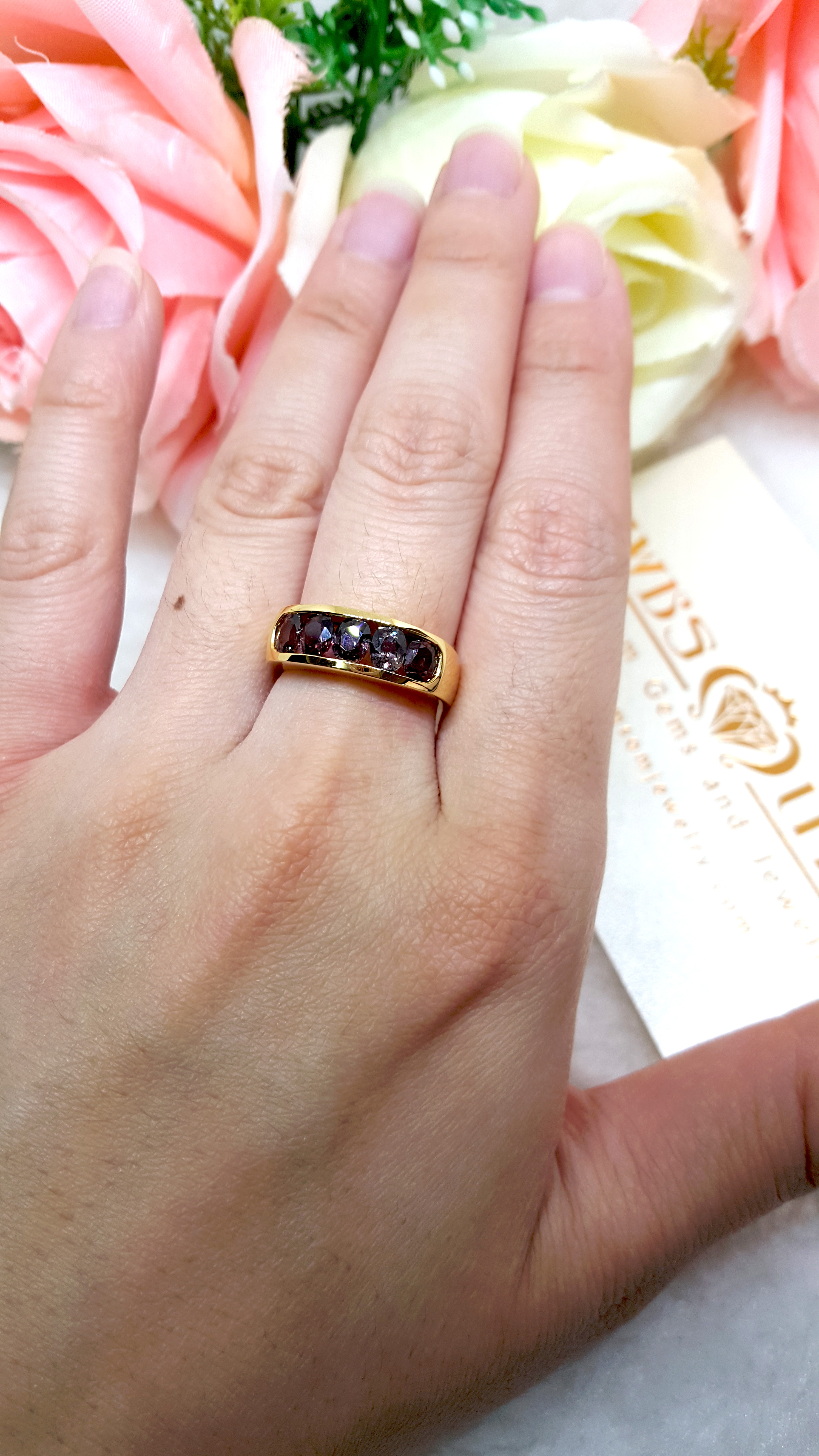 แหวน Violet Sapphire ซัฟฟายสีไวโอเลตเจียรเหลียมเพชรฝังหนีบทรงปอกมี บนตัวเรือนทองแท้ทั้งตัวเรือน